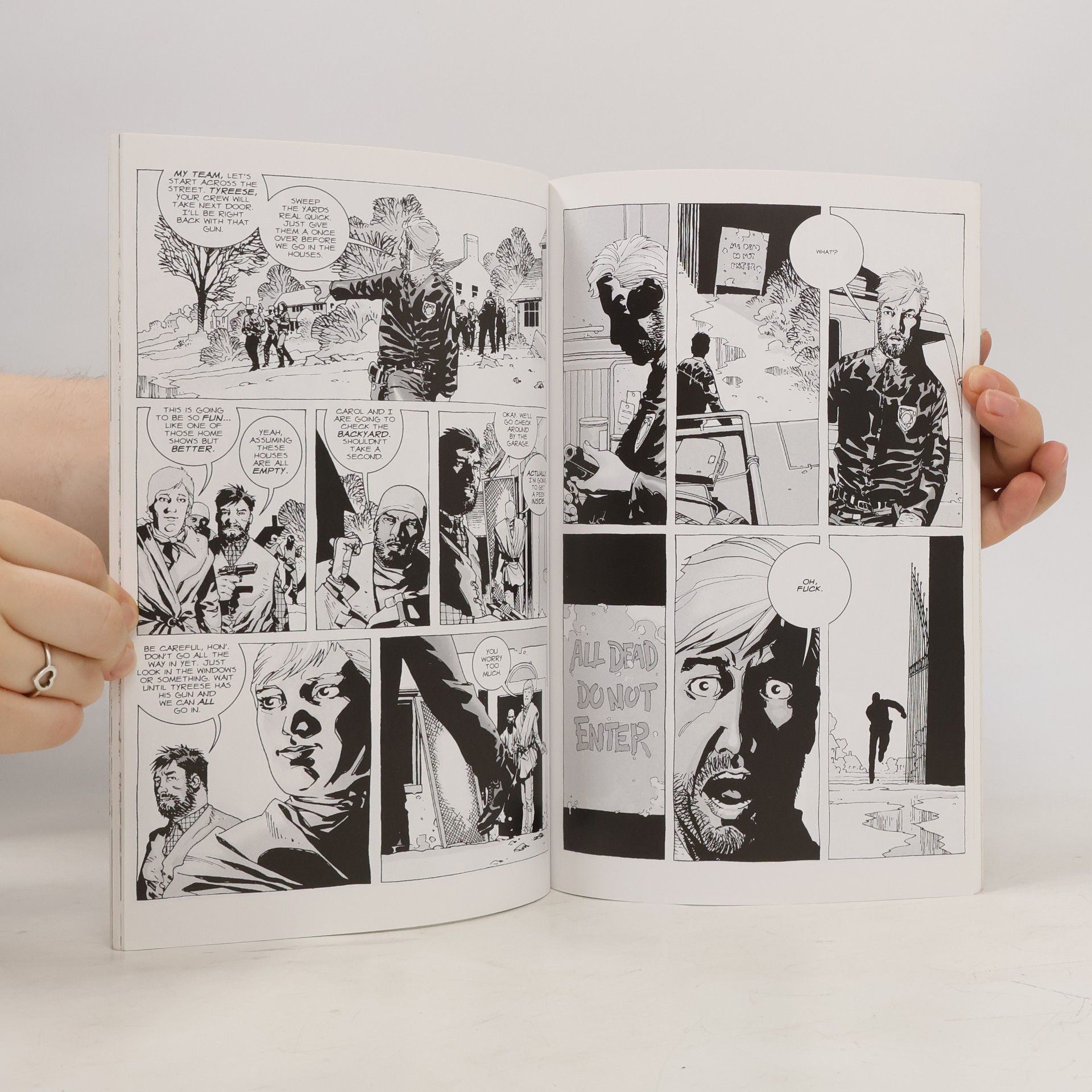 Robert Kirkman The walking dead. Volume 2. Miles behind us