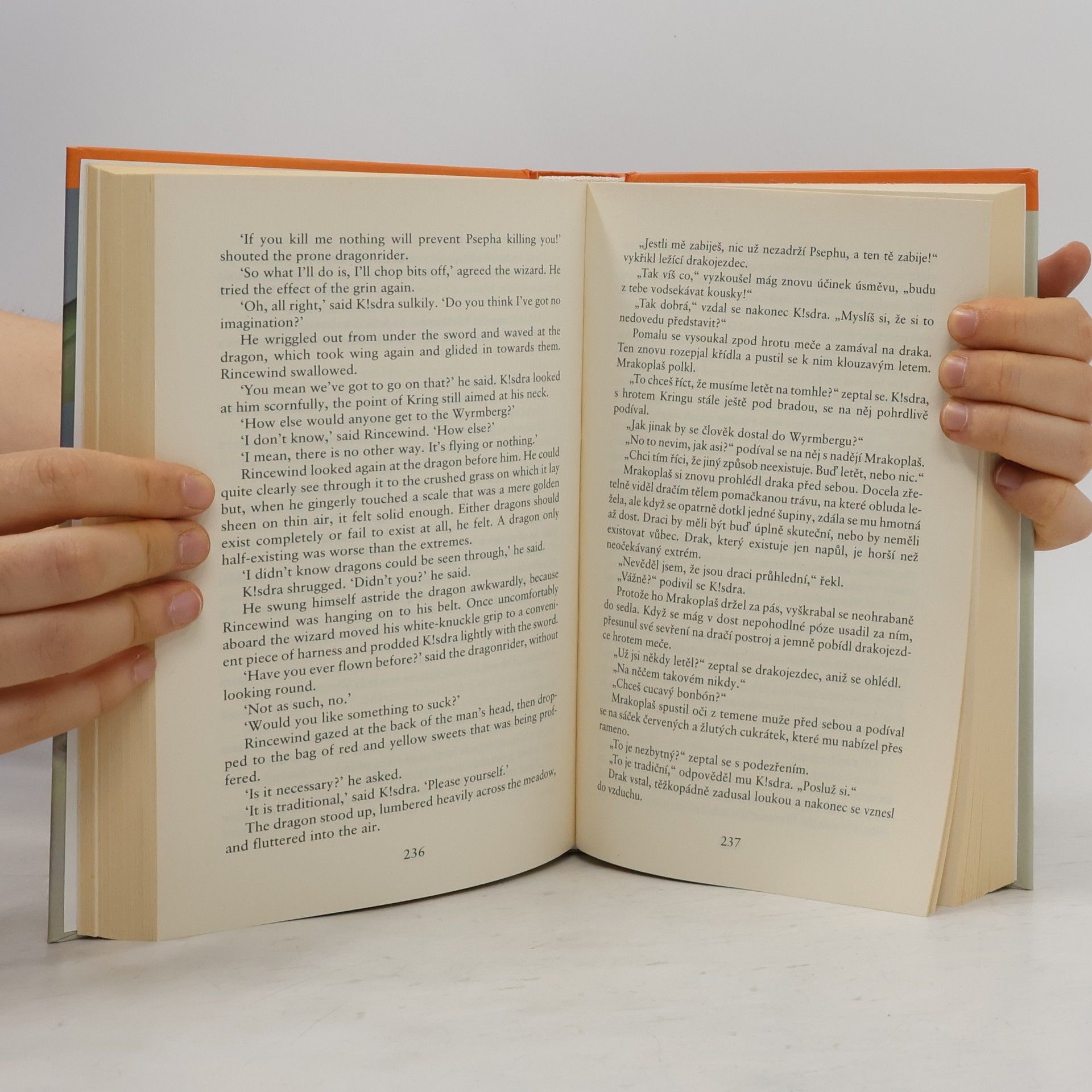 Terry Pratchett Barva kouzel, The colour of magic: Dvojjazyčné vydání