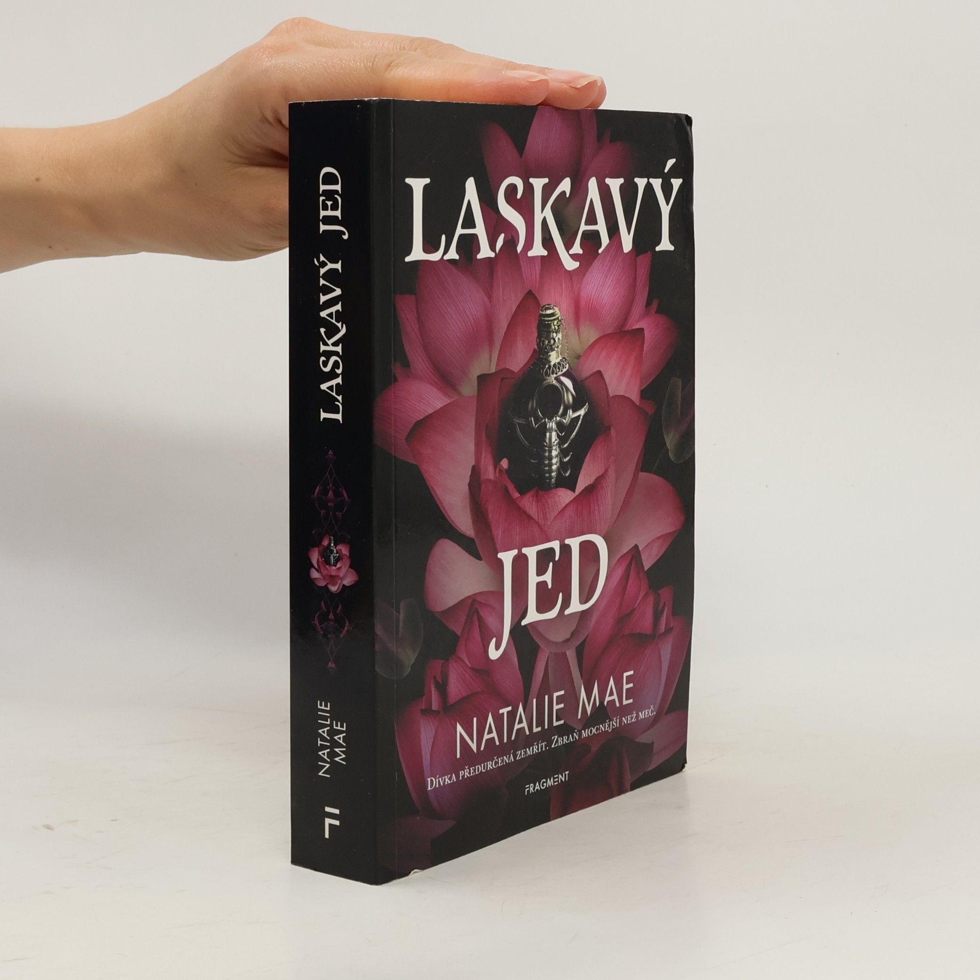 Natalie Mae Laskavý jed