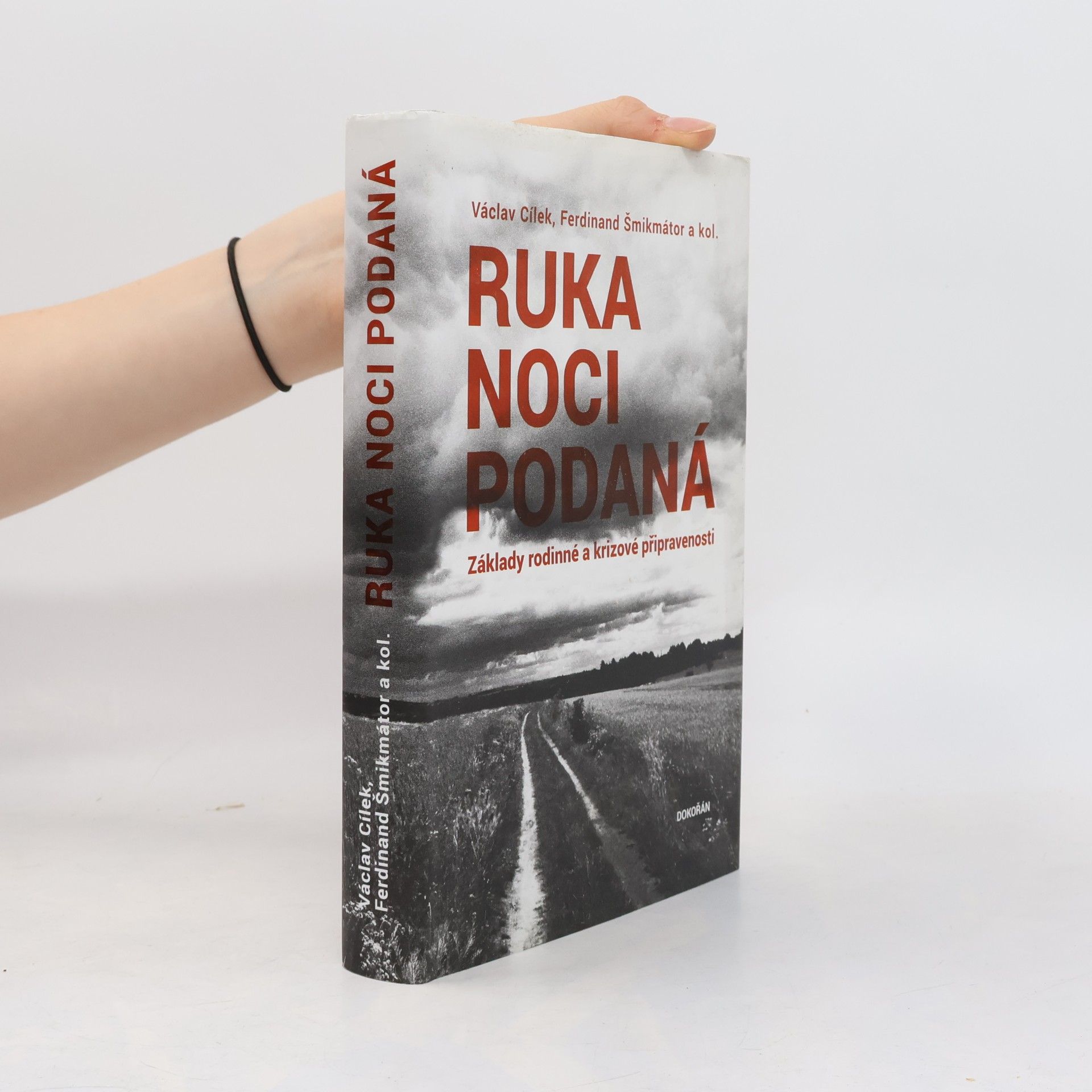 Václav Cílek Ruka noci podaná. Základy rodinné a krizové připravenosti