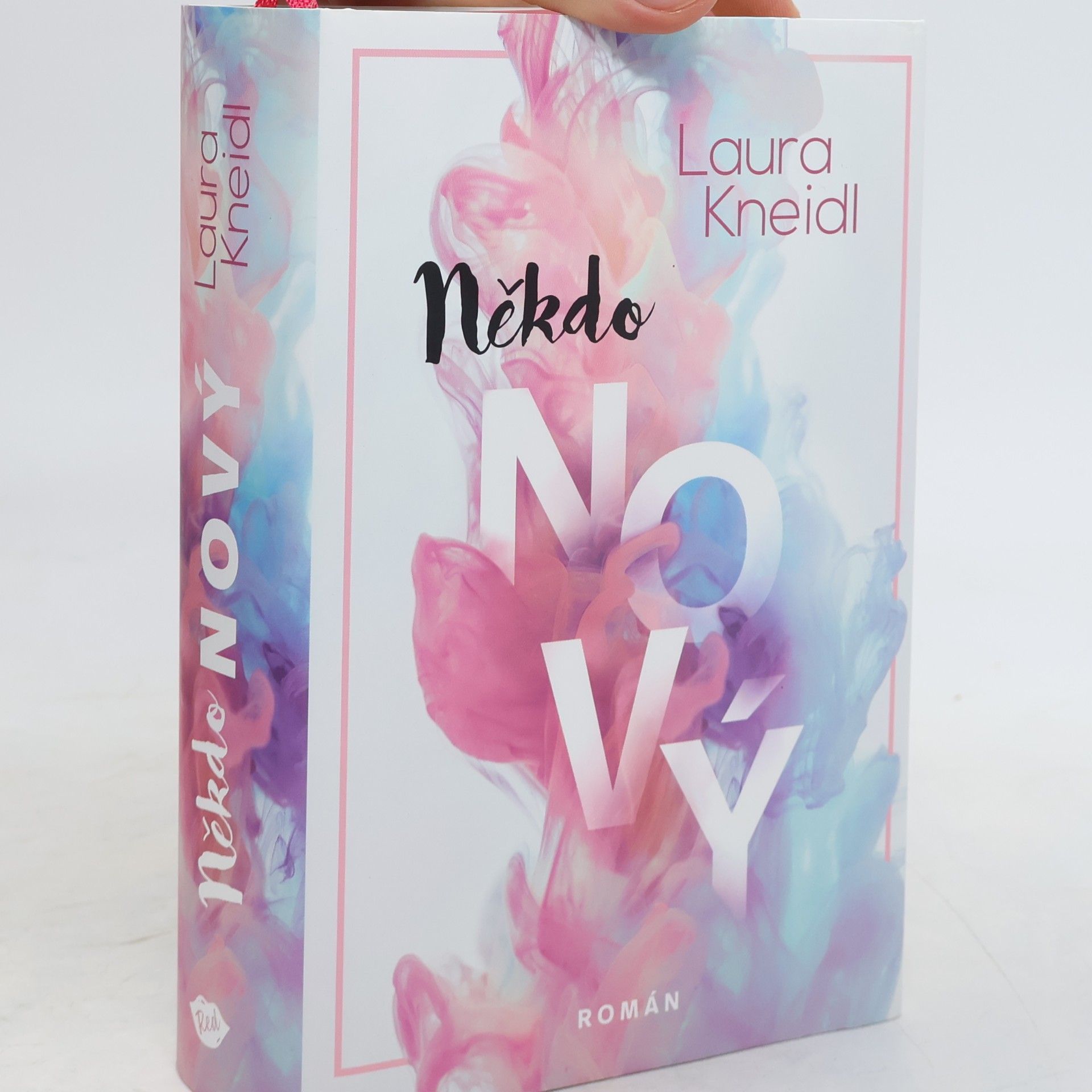 Laura Kneidl Někdo nový