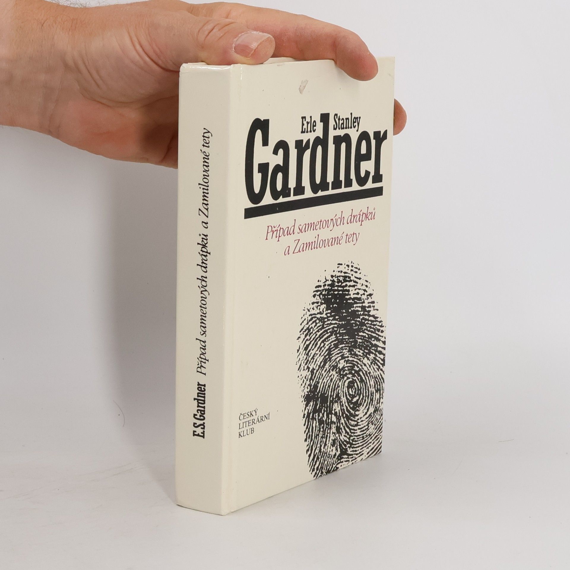 Erle Stanley Gardner Případ sametových drápků a Zamilované tety