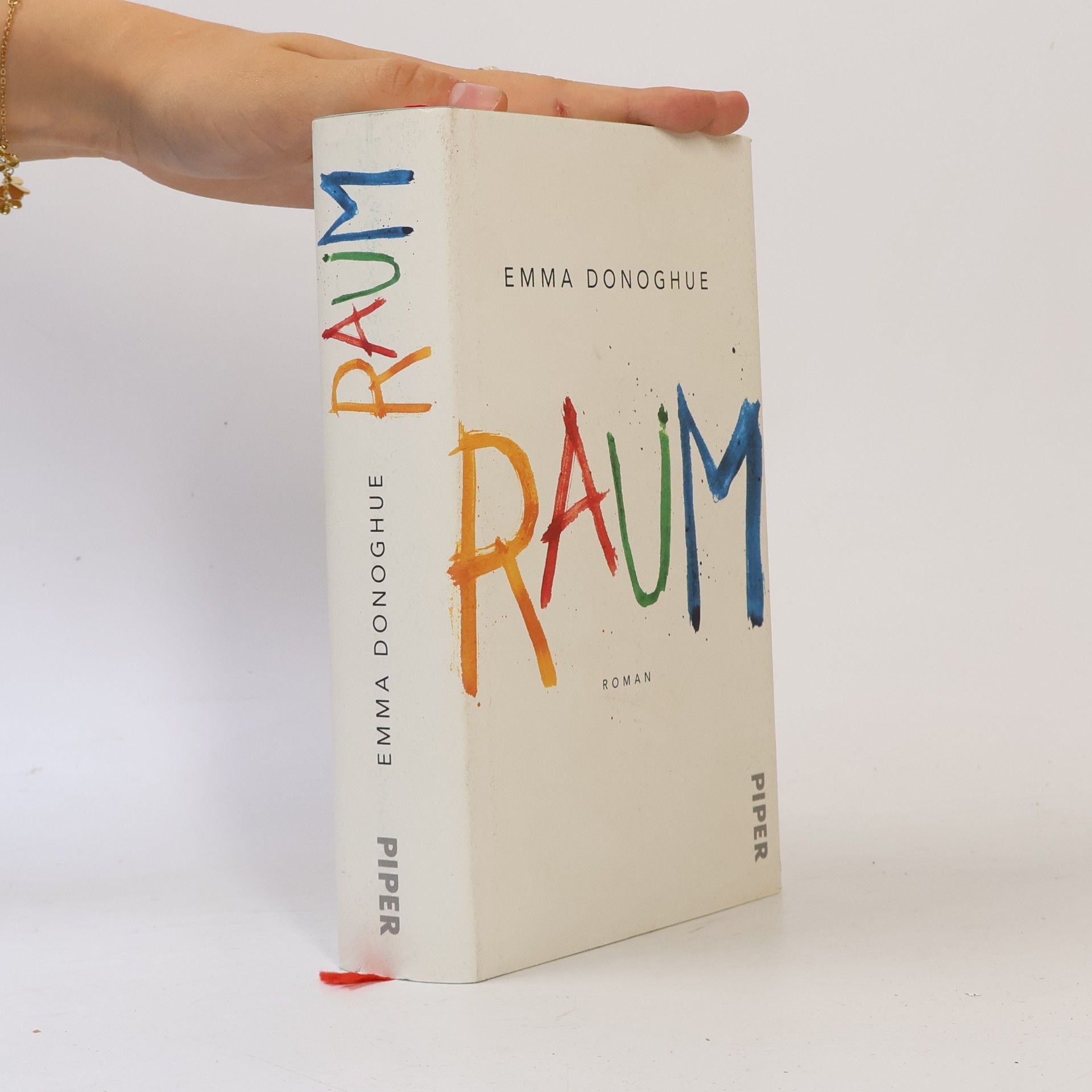 Emma Donoghue Raum
