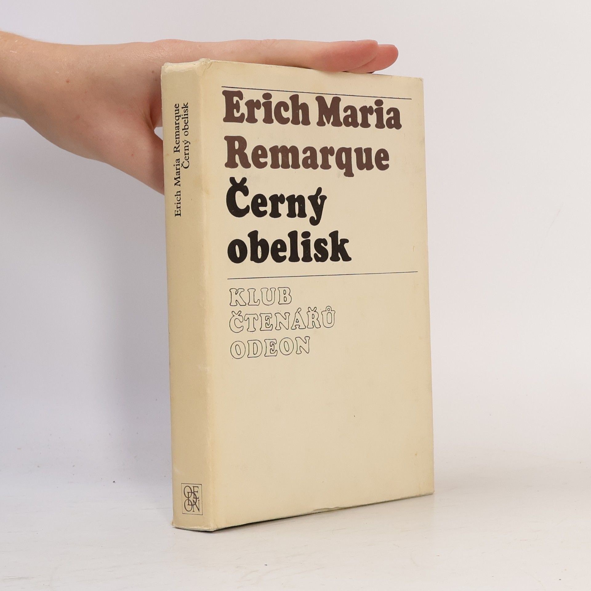 Erich Maria Remarque Černý obelisk