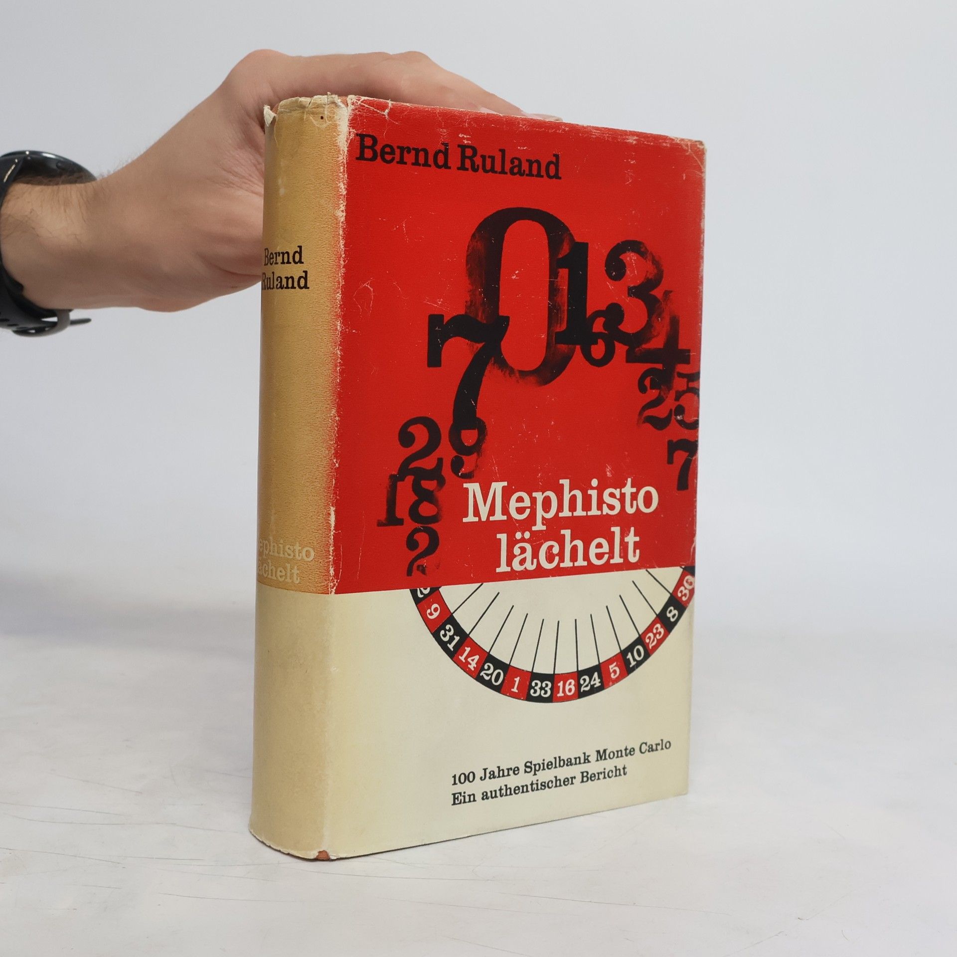 Mephisto lächelt