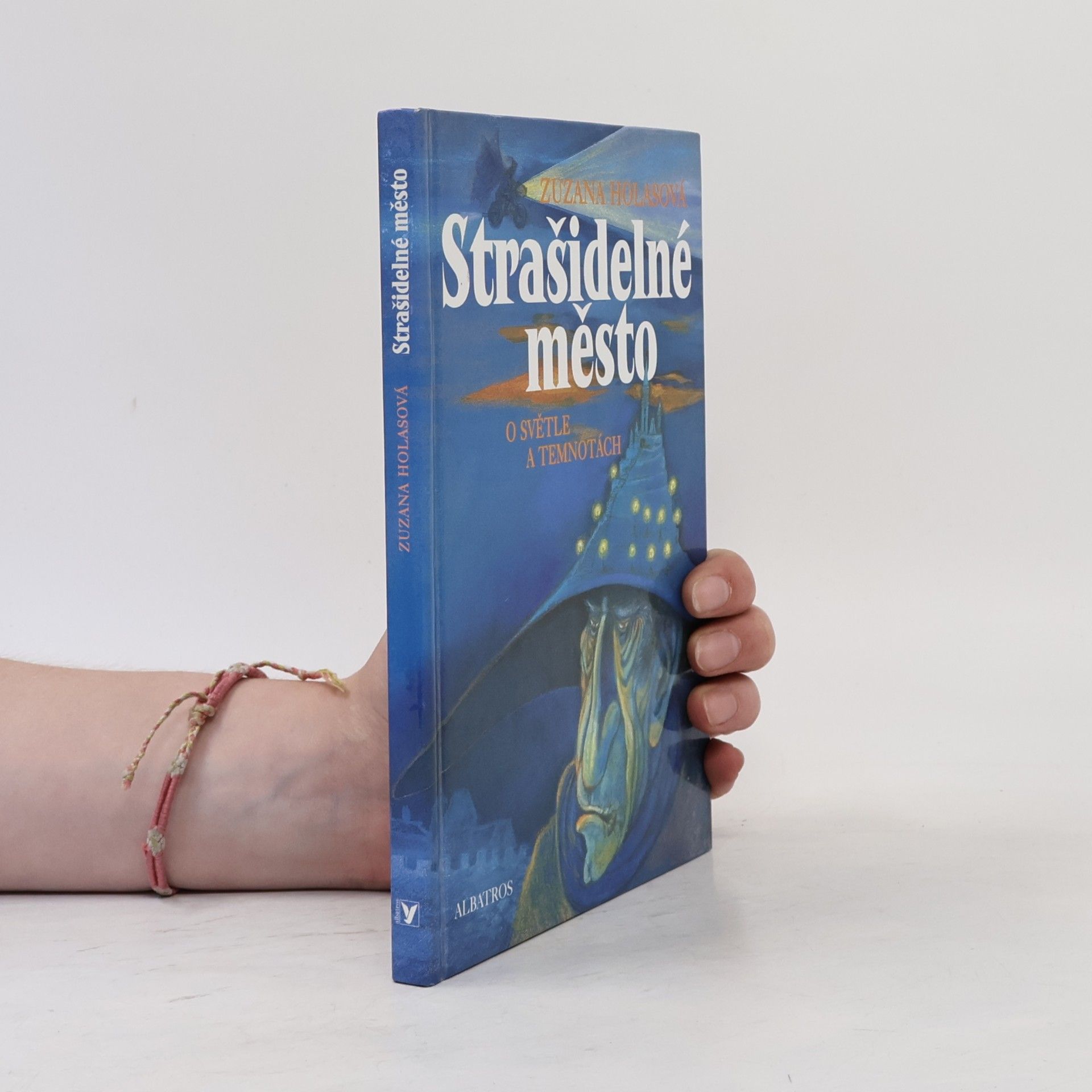 Zuzana Holasová Strašidelné město: O světle a temnotách