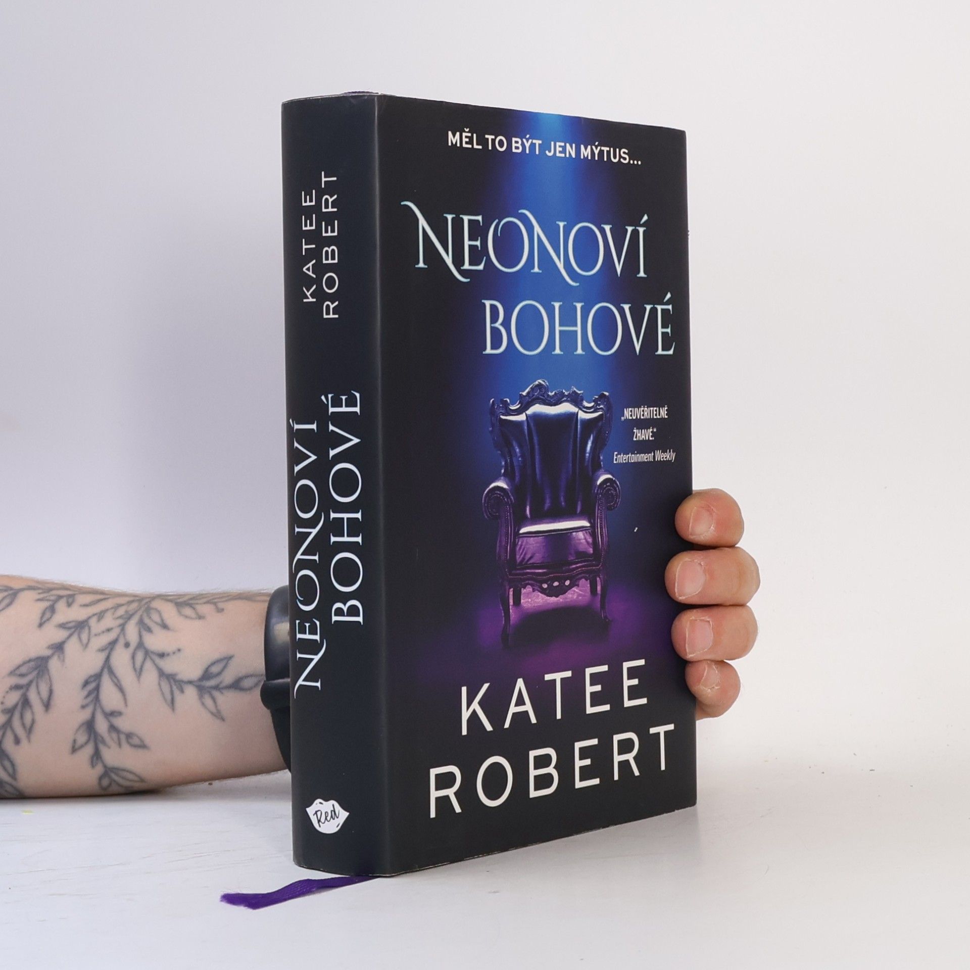 Katee Robert Neonoví bohové