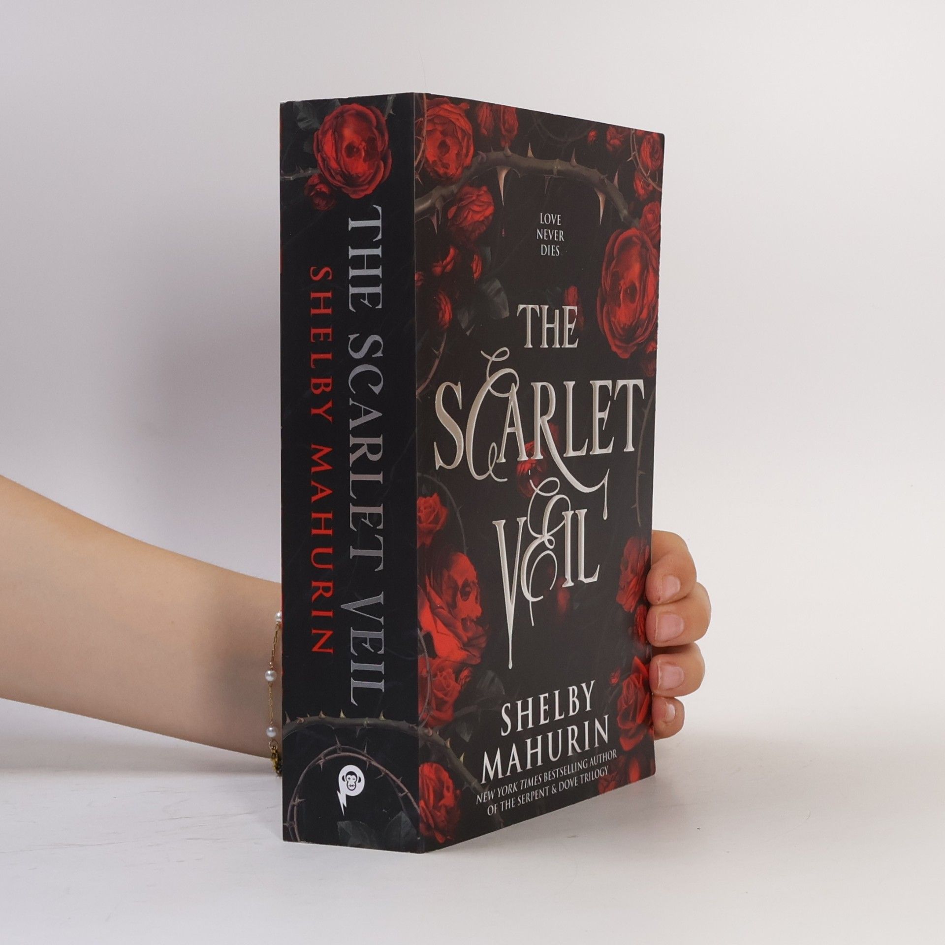 Shelby Mahurin The scarlet veil