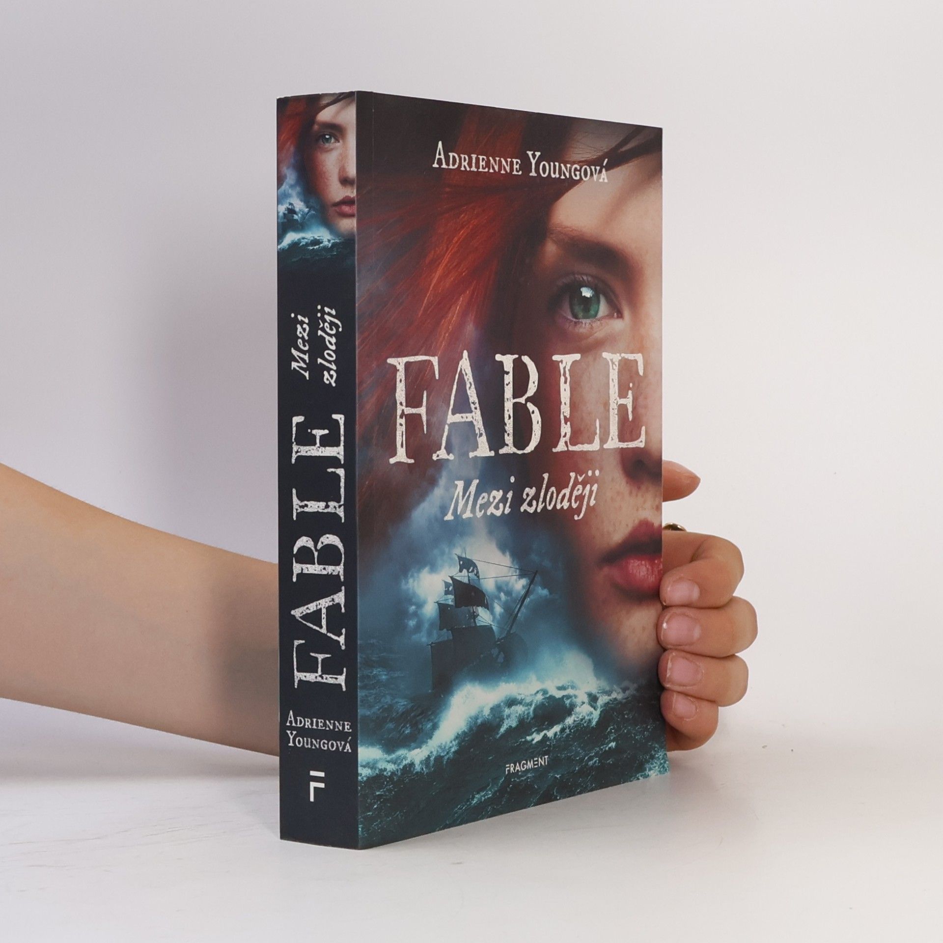 Adrienne Young Fable. Mezi zloději