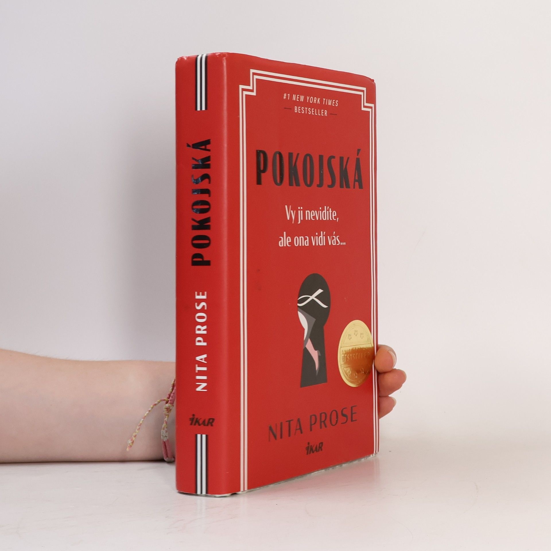 Nita Prose Pokojská: vy ji nevidíte, ale ona vidí vás...
