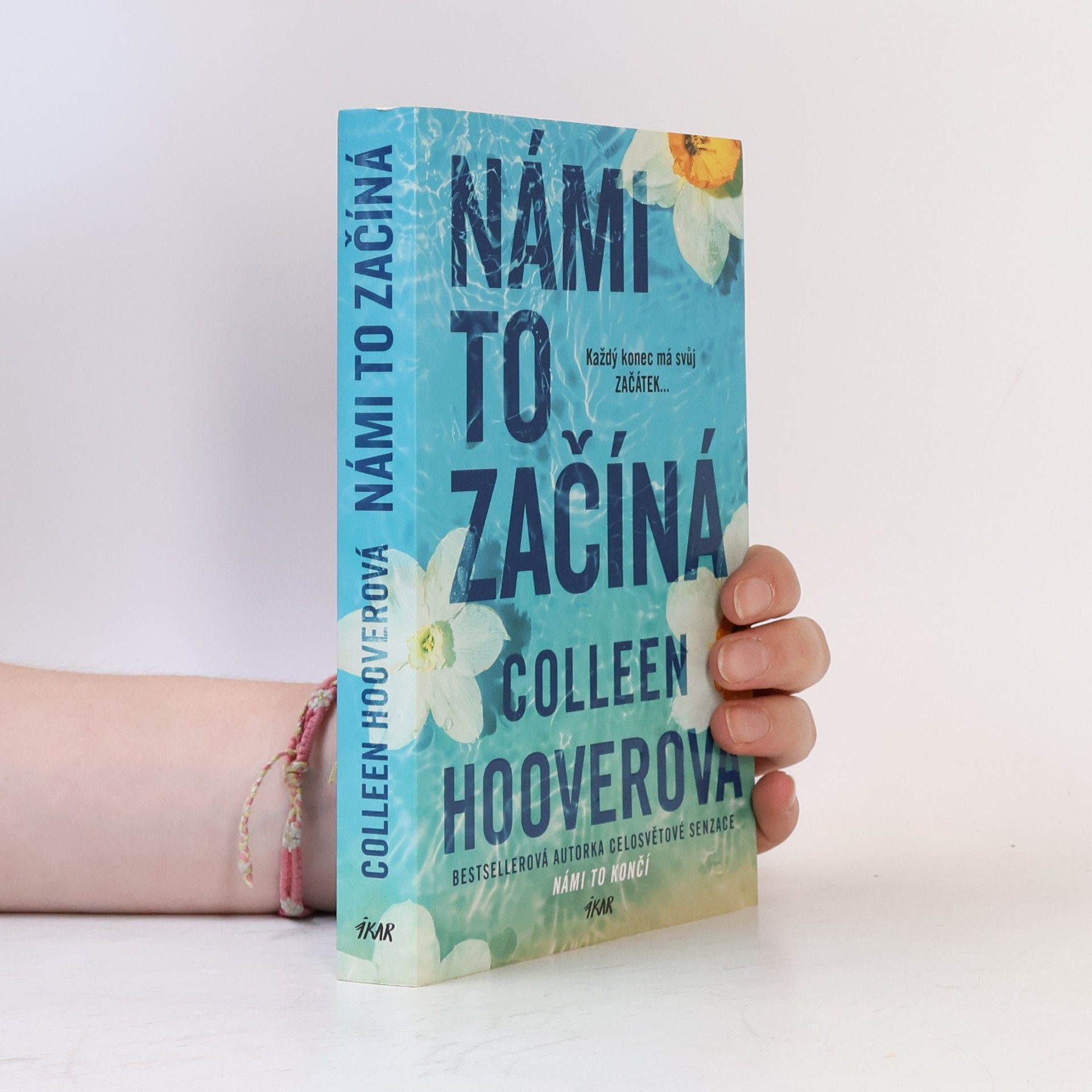Colleen Hoover Námi to začíná
