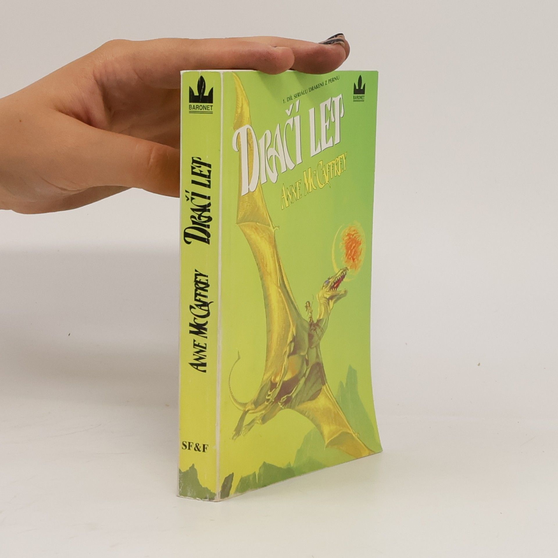 Anne McCaffrey Drakeni z Pernu 1. Dračí let