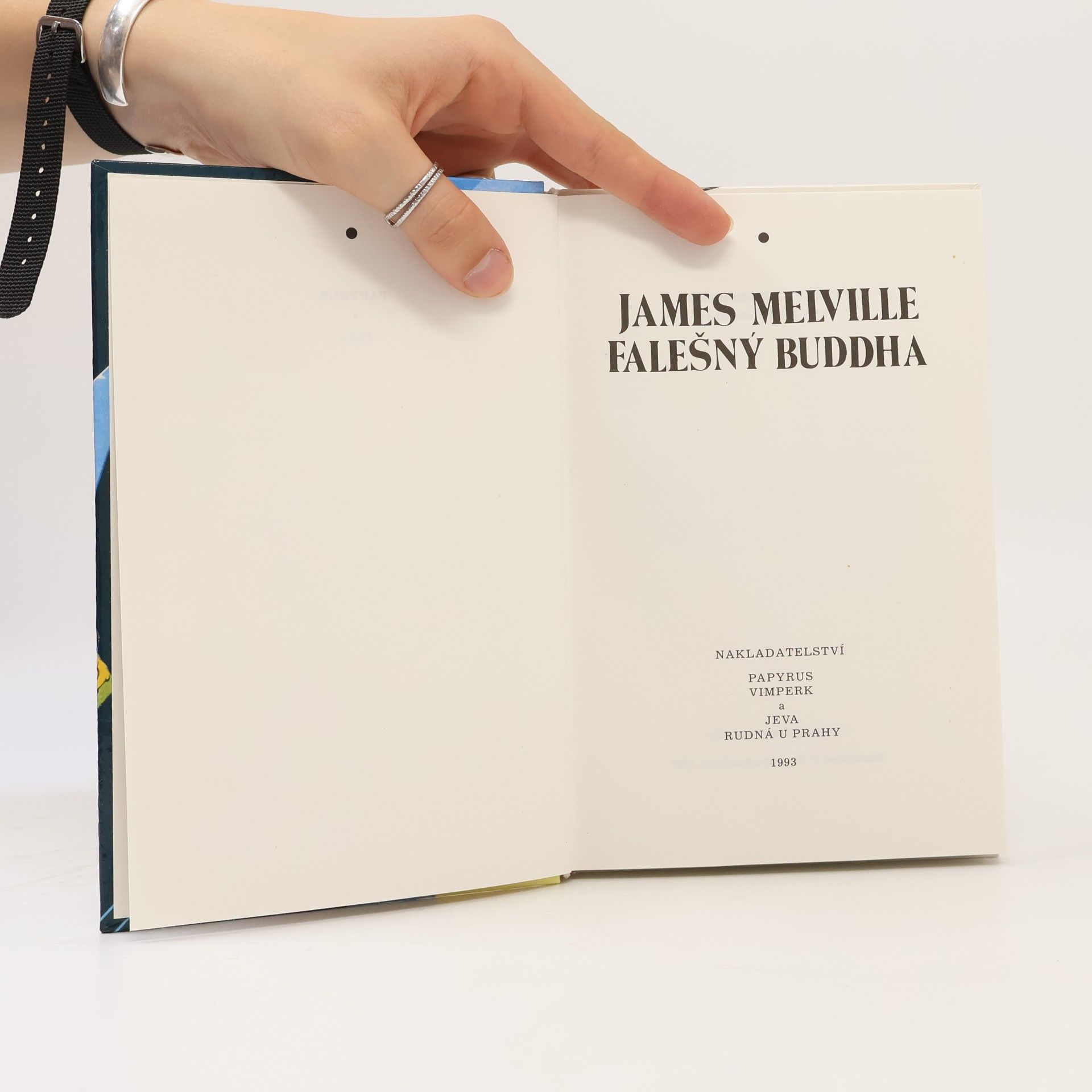 James Melville Falešný Buddha