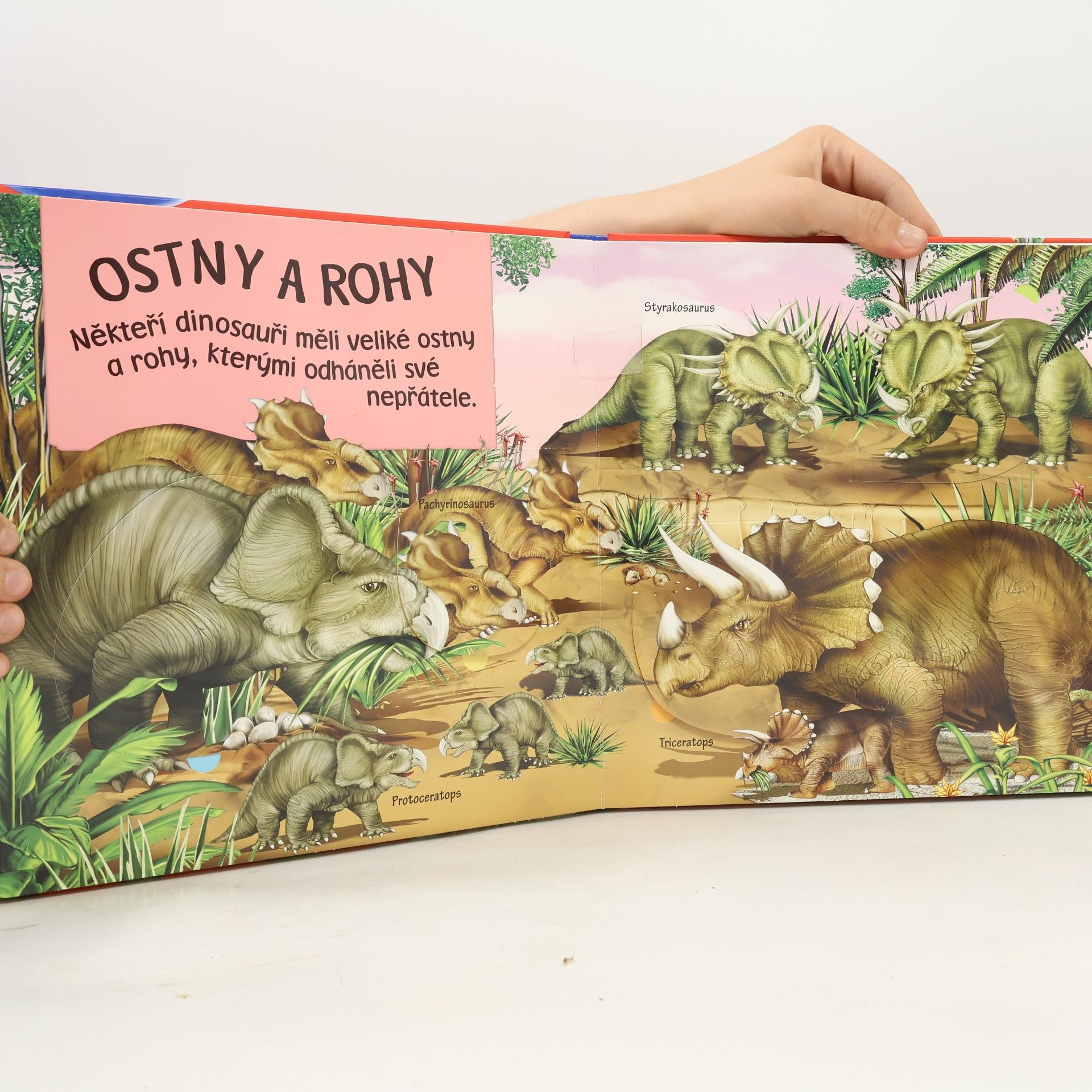 Francisca Valiente Dinosauři. Kniha se zvuky a mnoha okénky