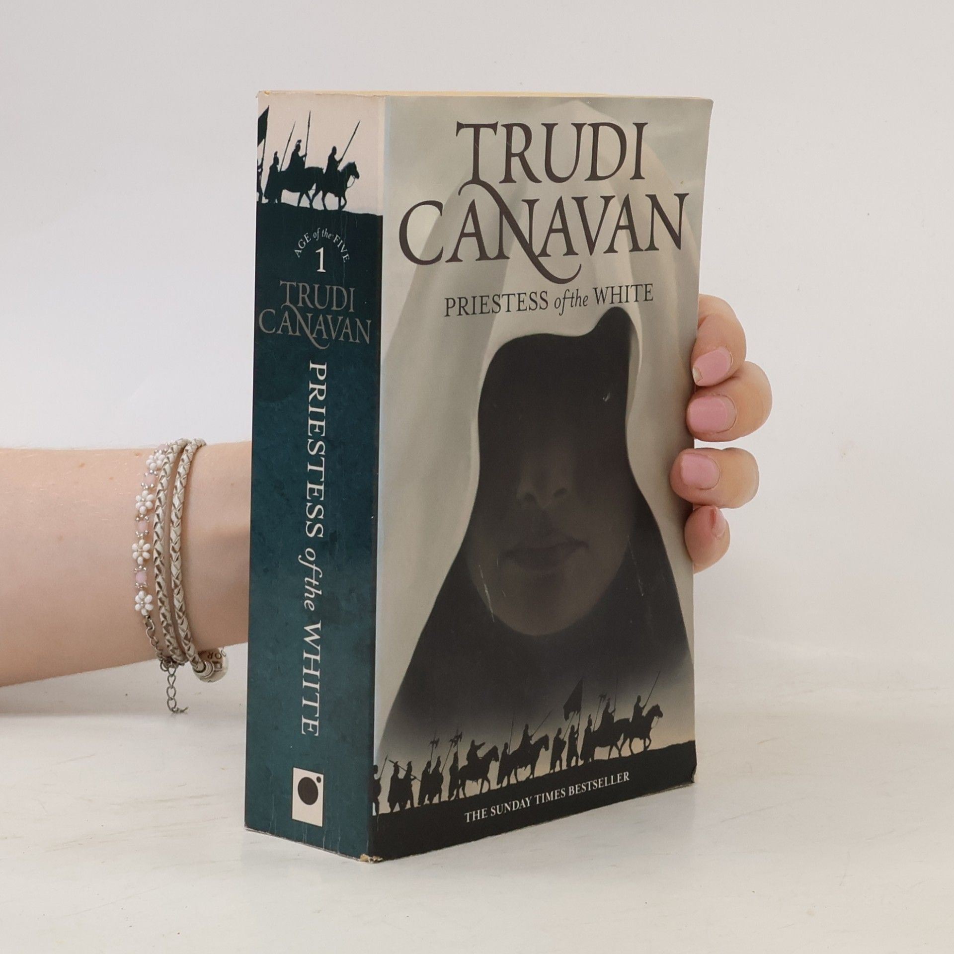 Trudi Canavan Priestess of the white