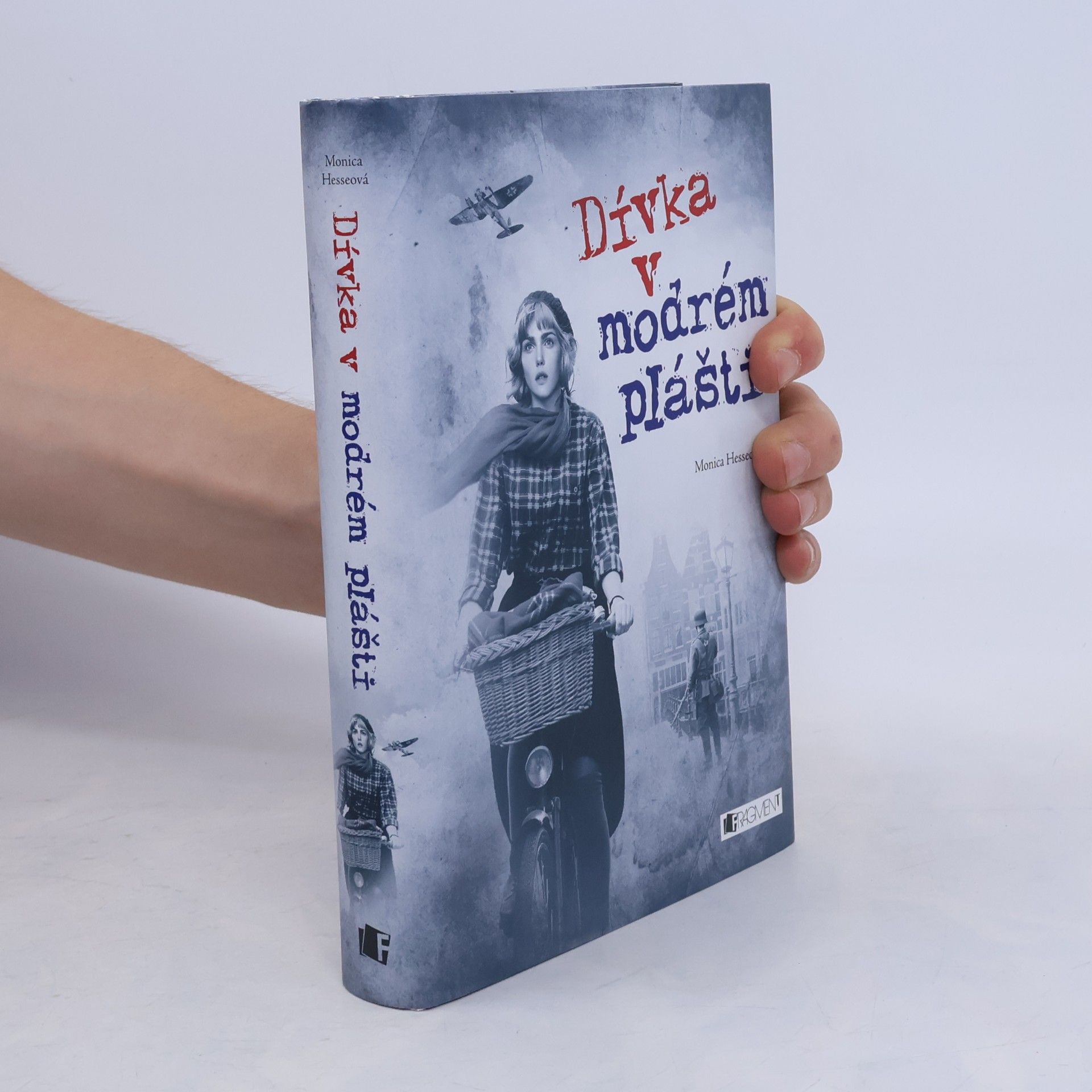 Monica Hesse Dívka v modrém plášti