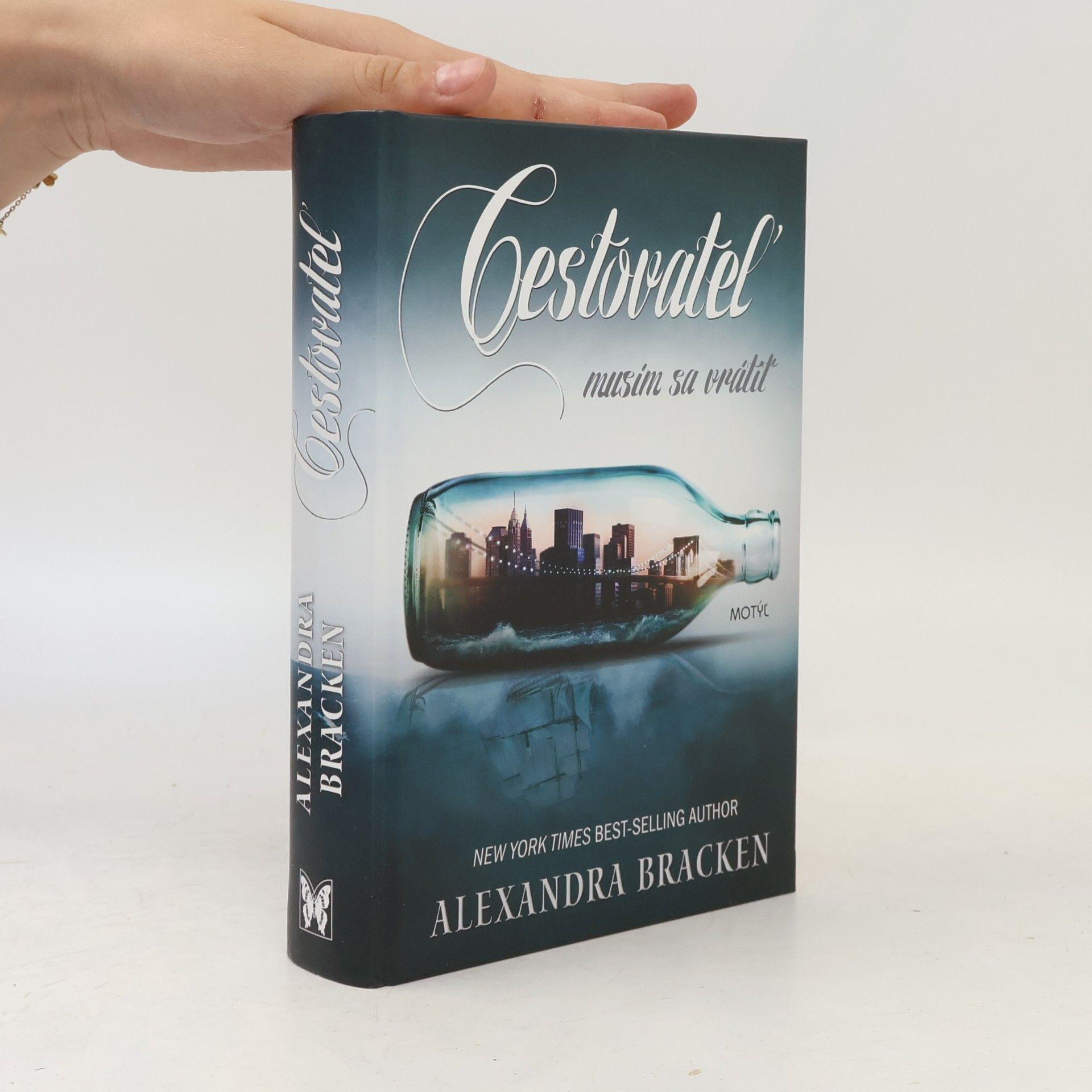 Alexandra Bracken Cestovateľ