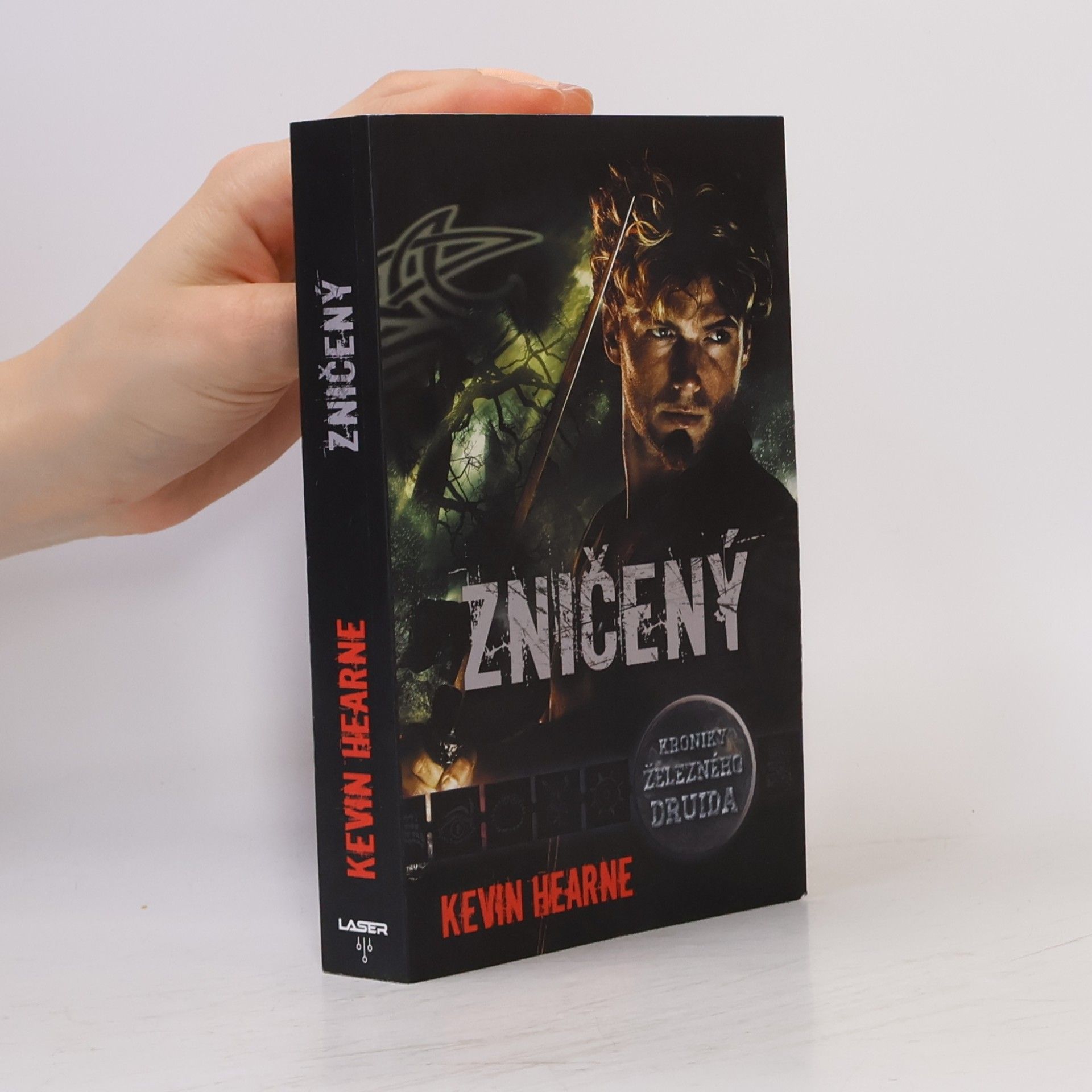 Kevin Hearne Zničený : kroniky železného druida