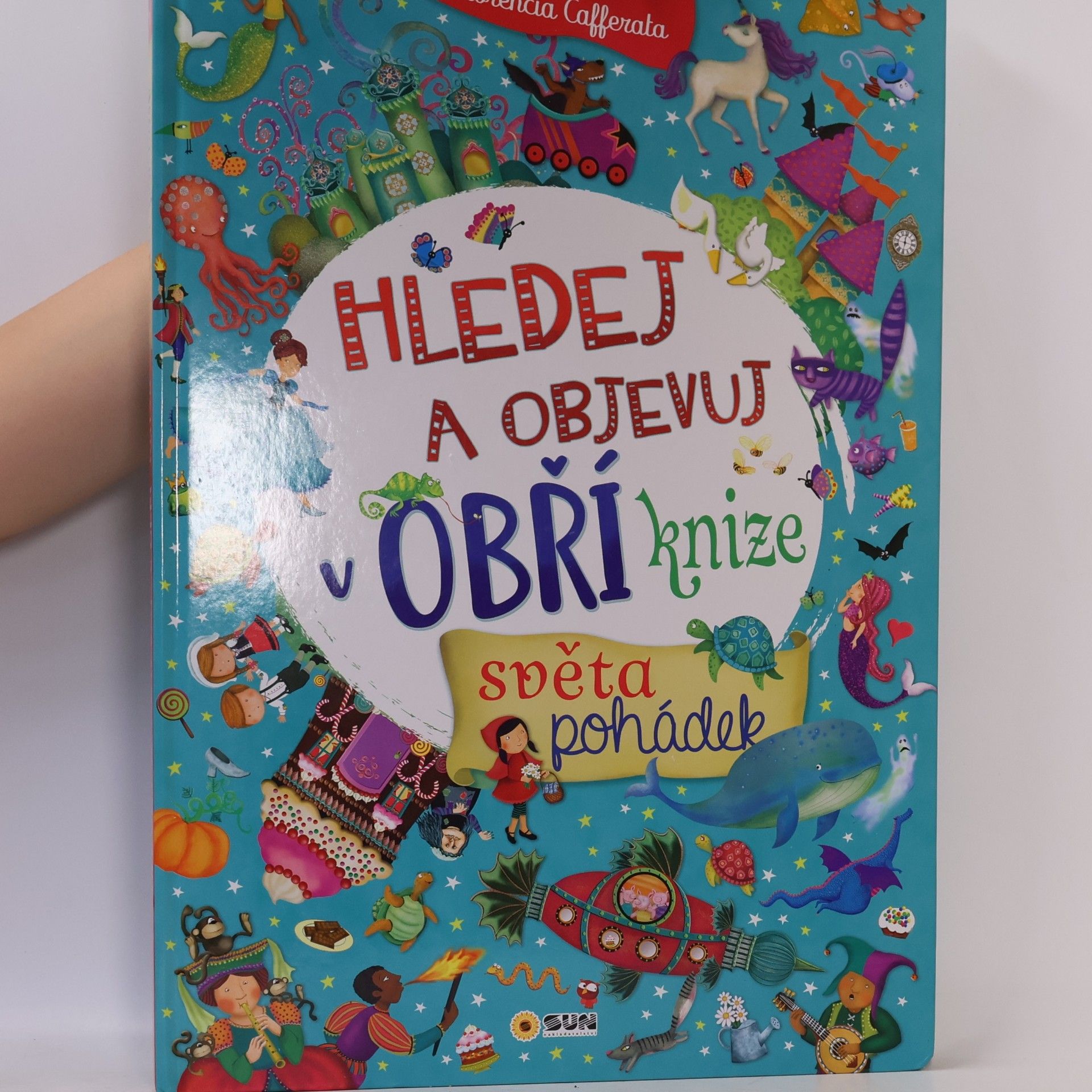 Autorenkollektiv Hledej a objevuj v Obří knize světa pohádek