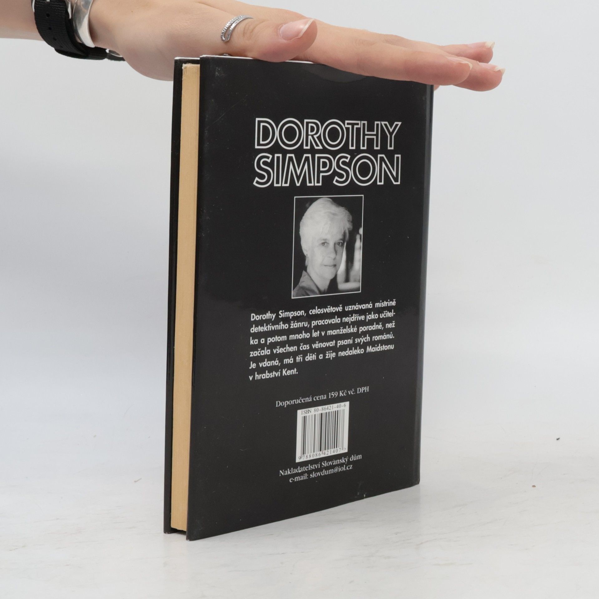 Dorothy Simpson Dva metry pod zemí