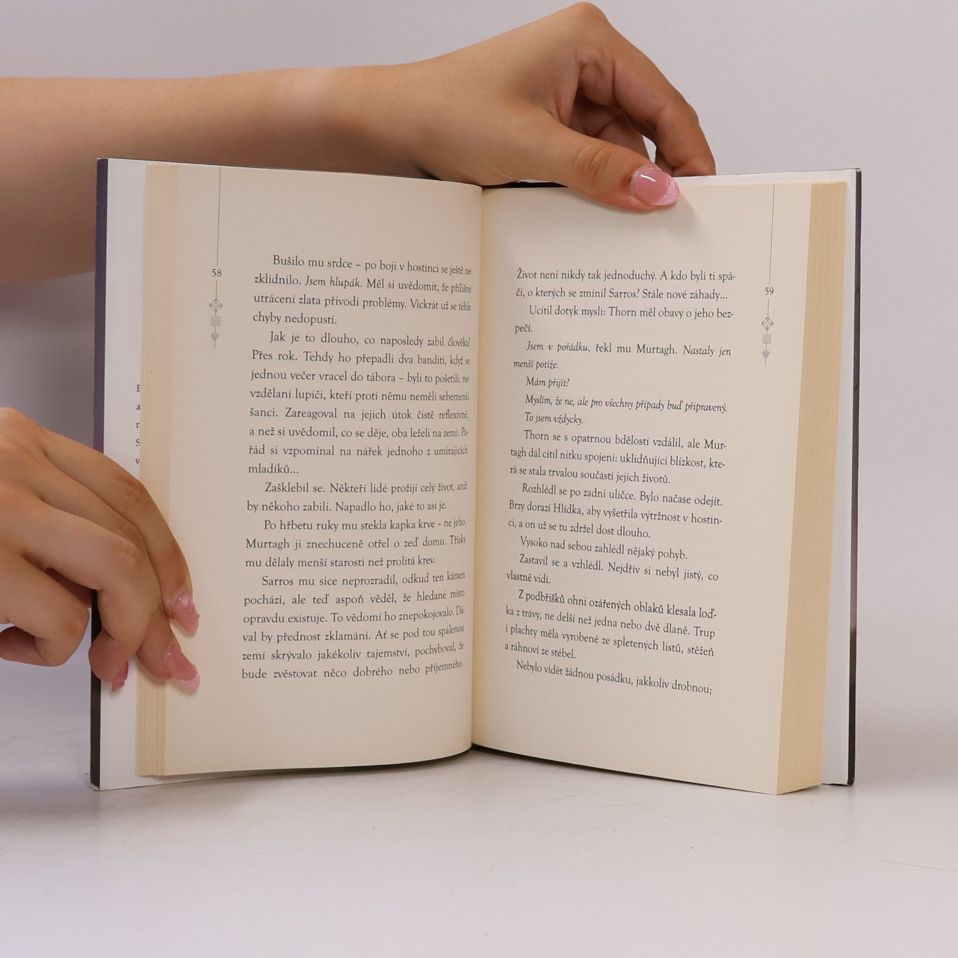 Christopher Paolini Poutník, čarodějnice a červ - Příběhy z Alagaësie I.
