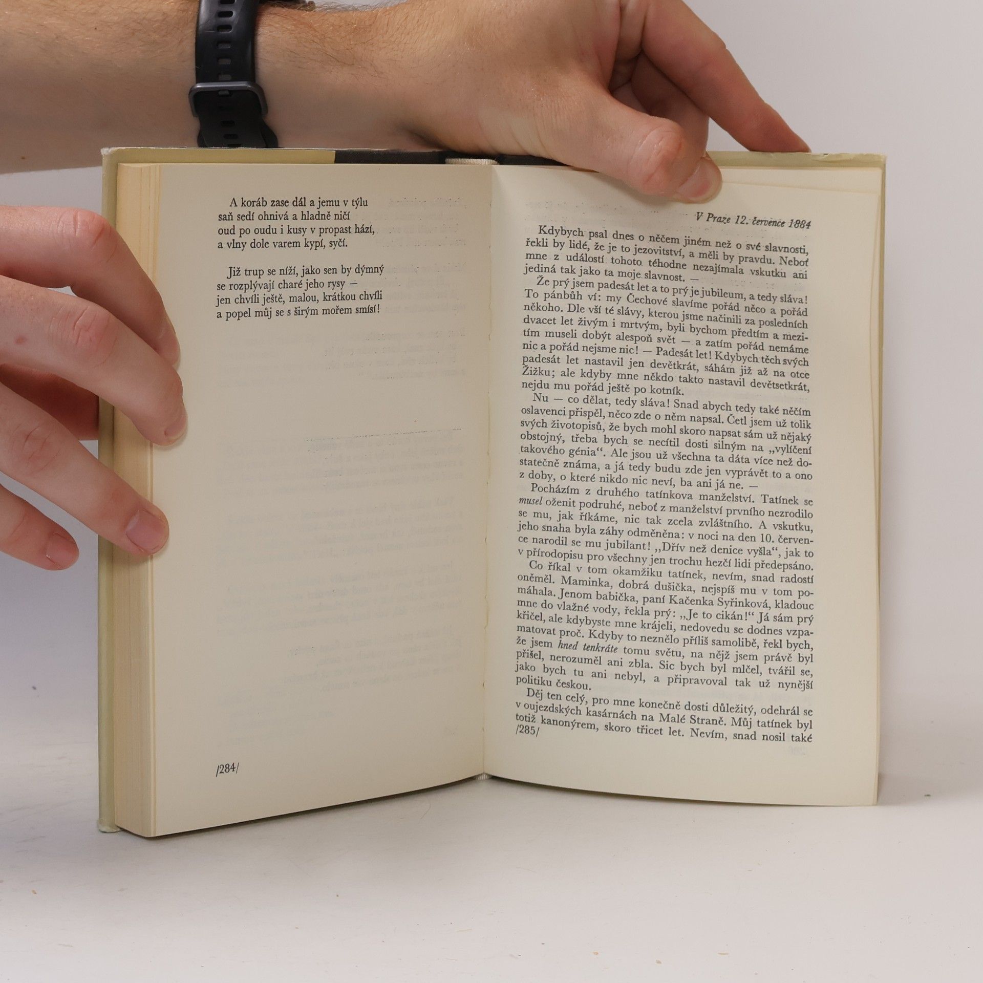 Jan Neruda Binokl na očích, v ruce hůl