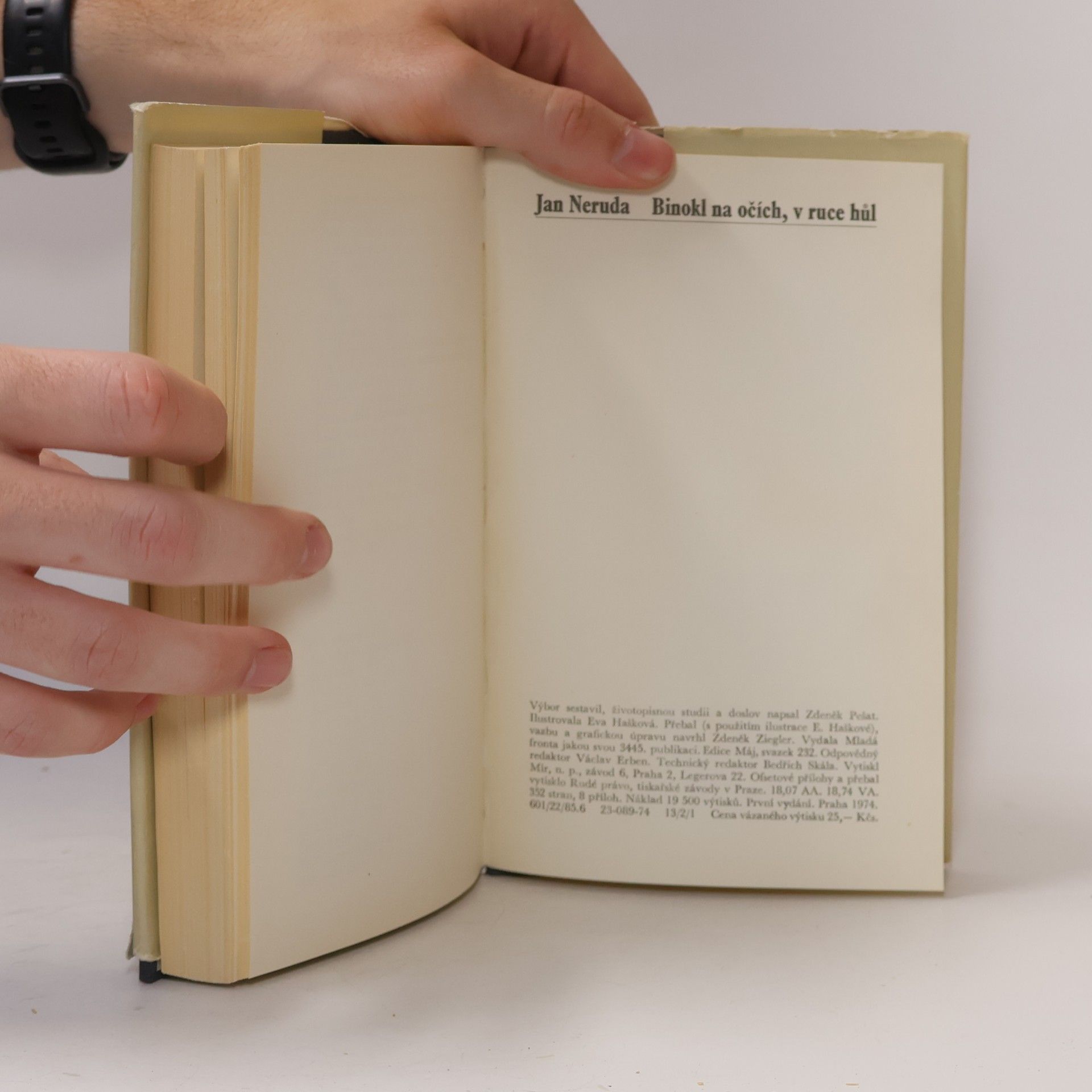 Jan Neruda Binokl na očích, v ruce hůl