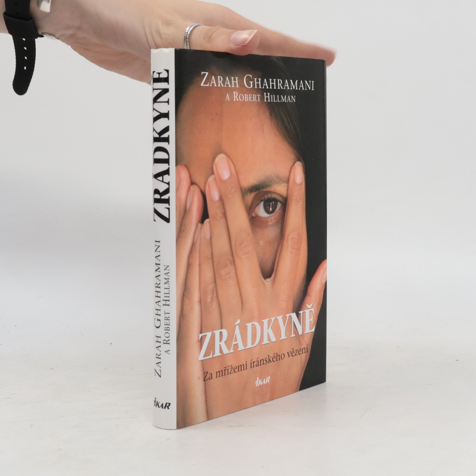 Robert Hillman Zrádkyně. Za mřížemi íránského vězení