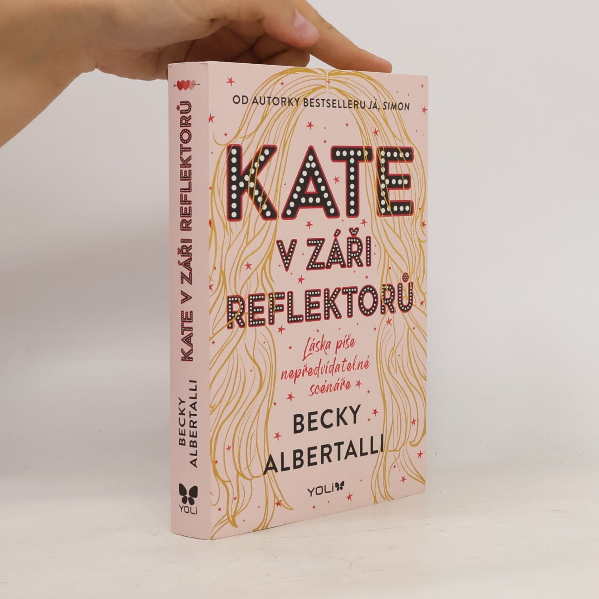 Becky Albertalli Kate v záři reflektorů