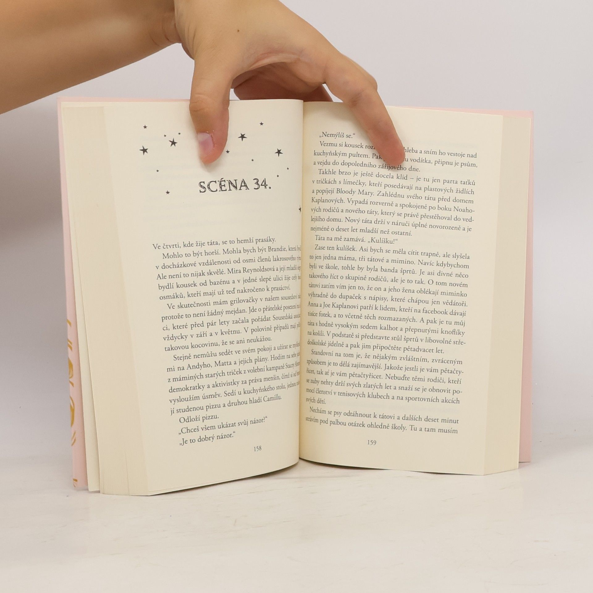 Becky Albertalli Kate v záři reflektorů