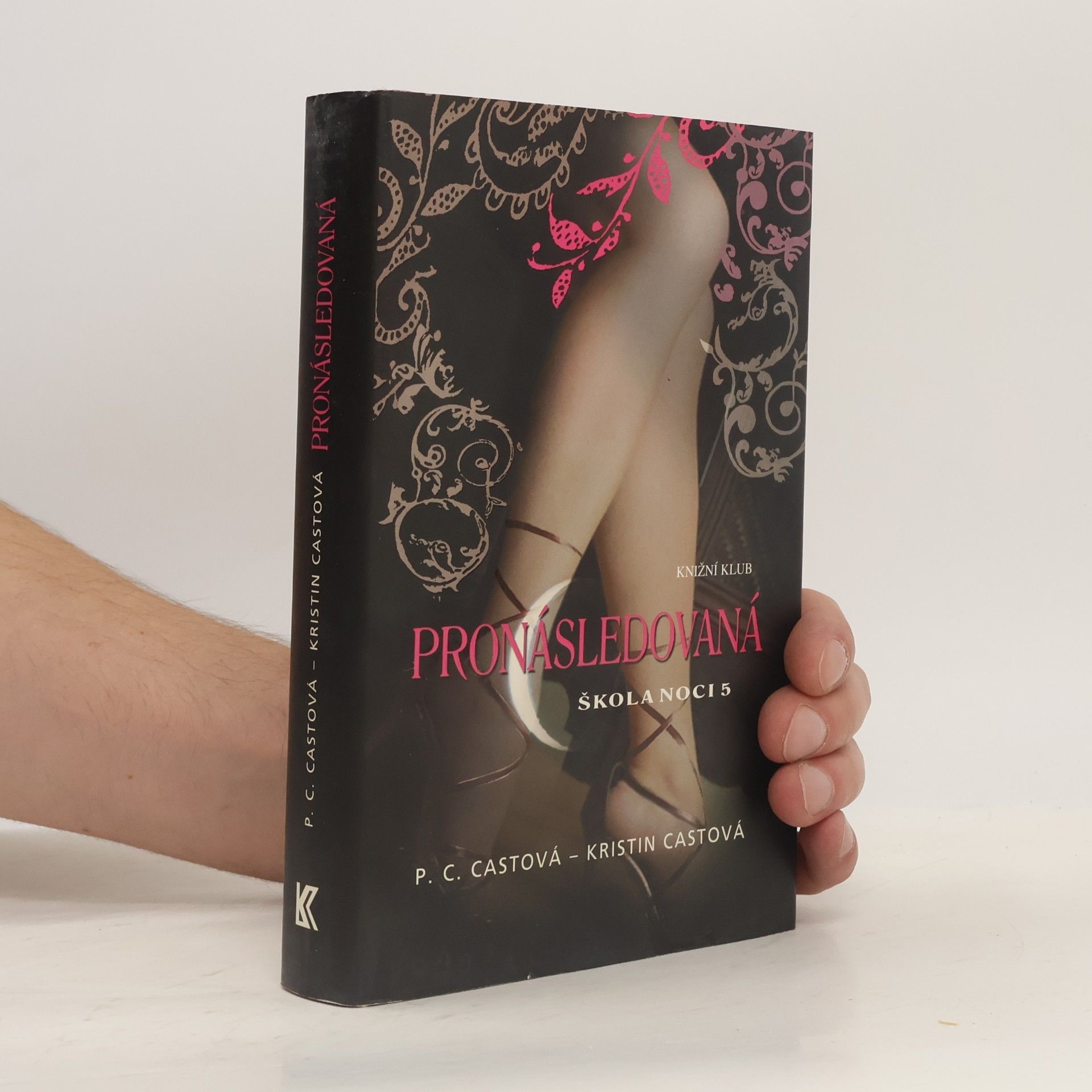 Phyllis Christine Cast Škola noci. 5, Pronásledovaná