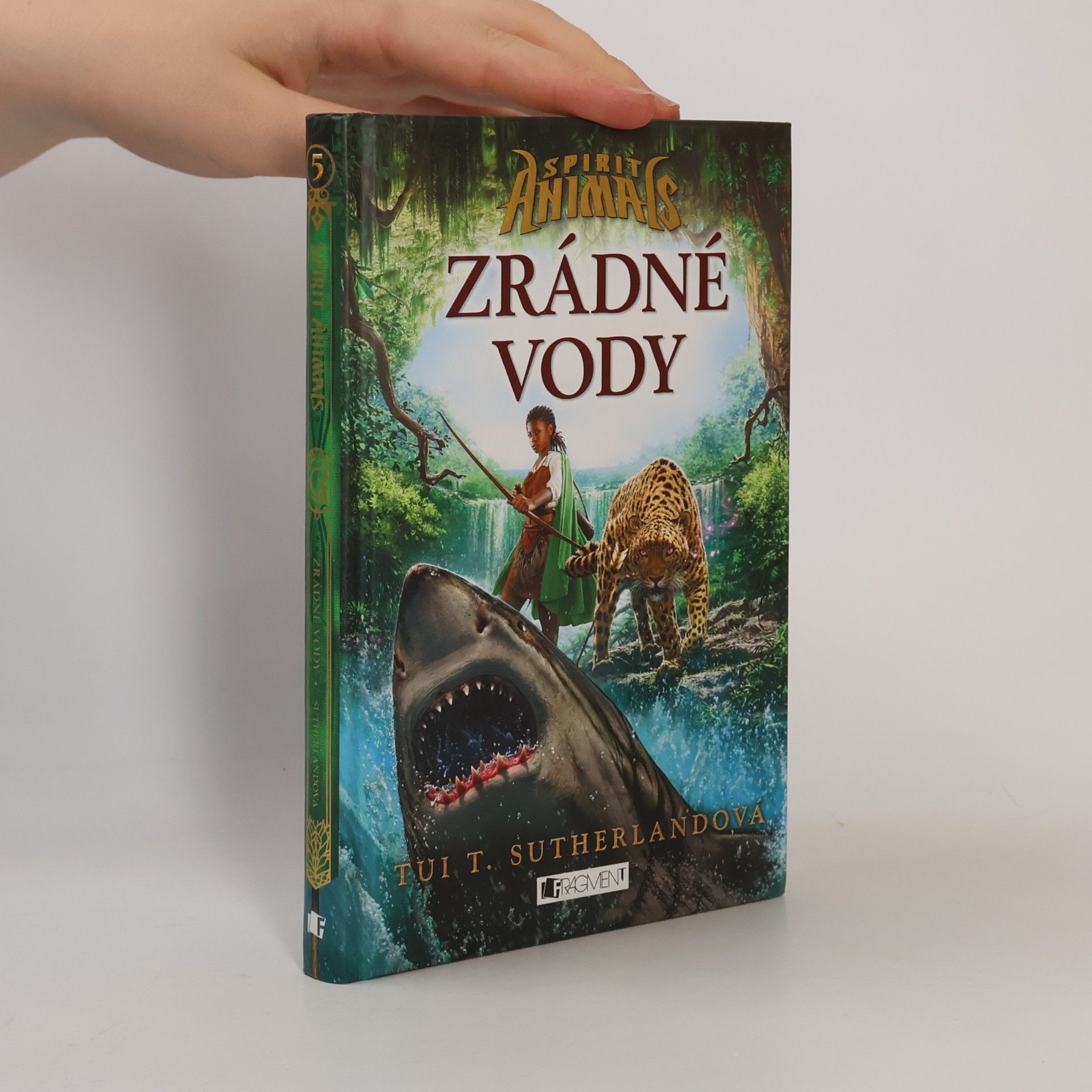 Tui T. Sutherland Zrádné vody