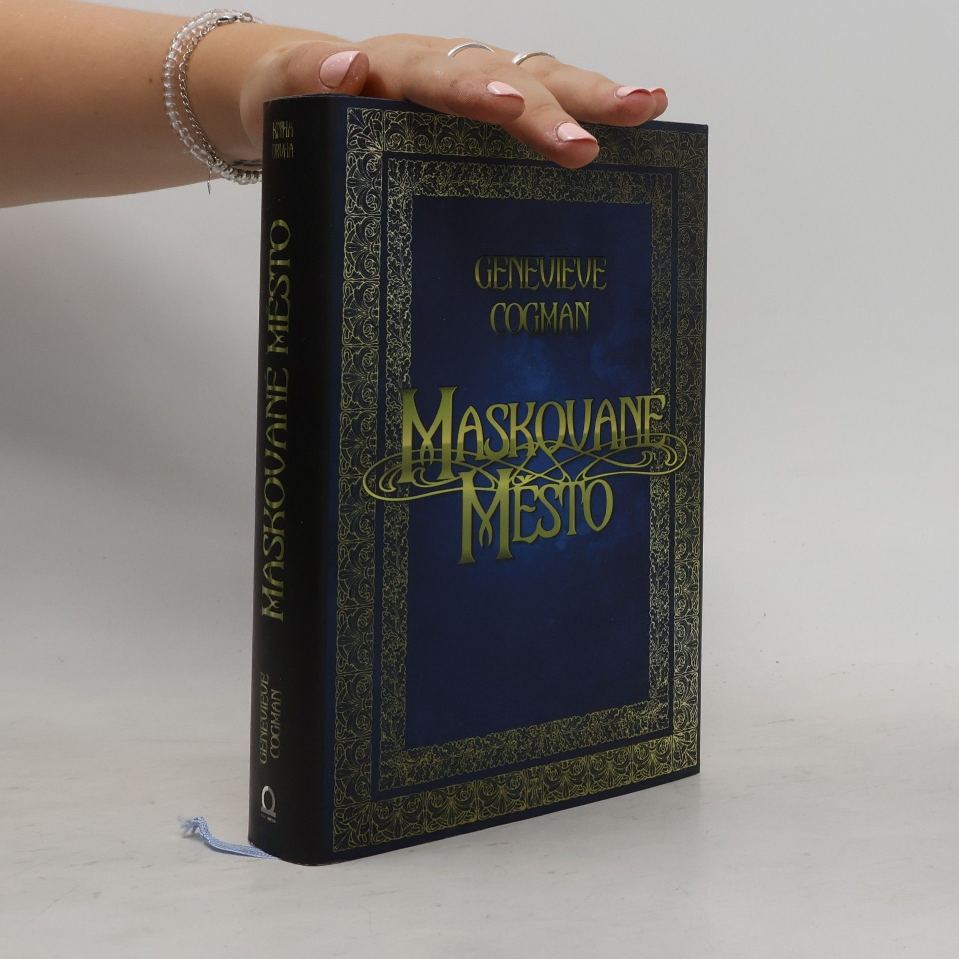 Genevieve Cogman Neviditelná knihovna. Kniha druhá, Maskované město
