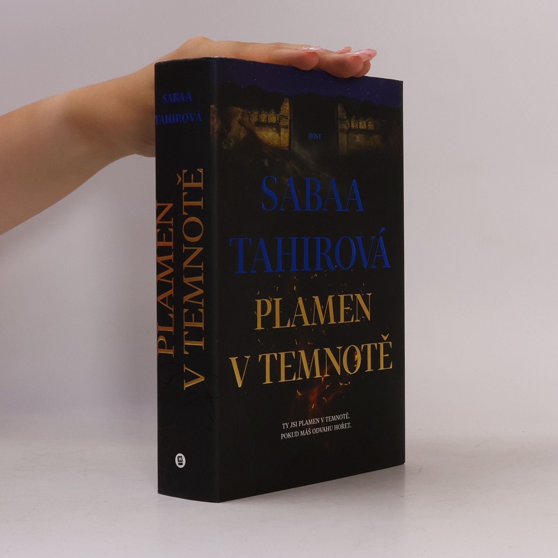 Sabaa Tahir Plamen v temnotě