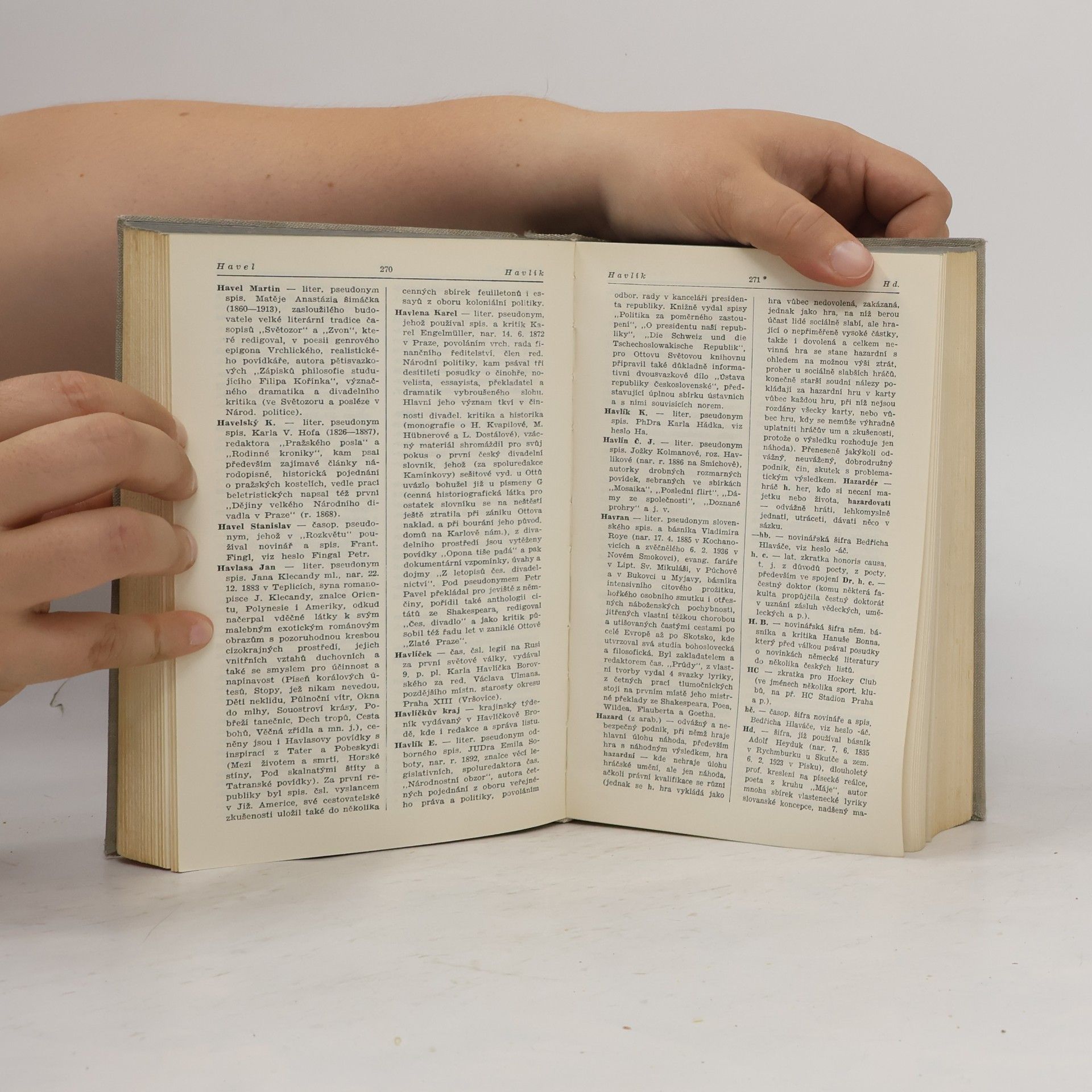 Karel Tauš Slovník cizích slov, zkratek, novinářských šifer, pseudonymů a časopisů pro čtenáře novin