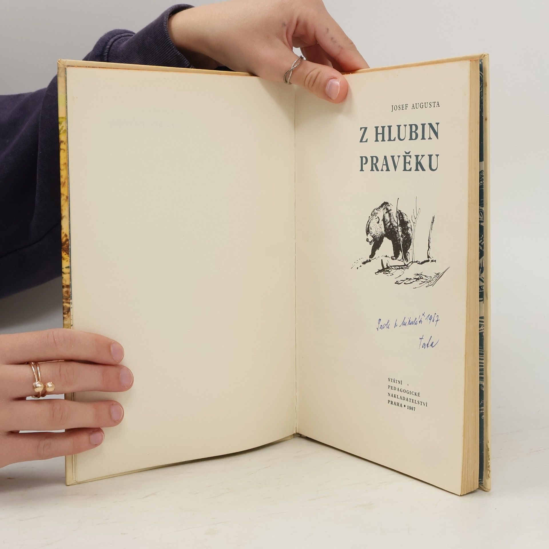 Josef Augusta Z hlubin pravěku