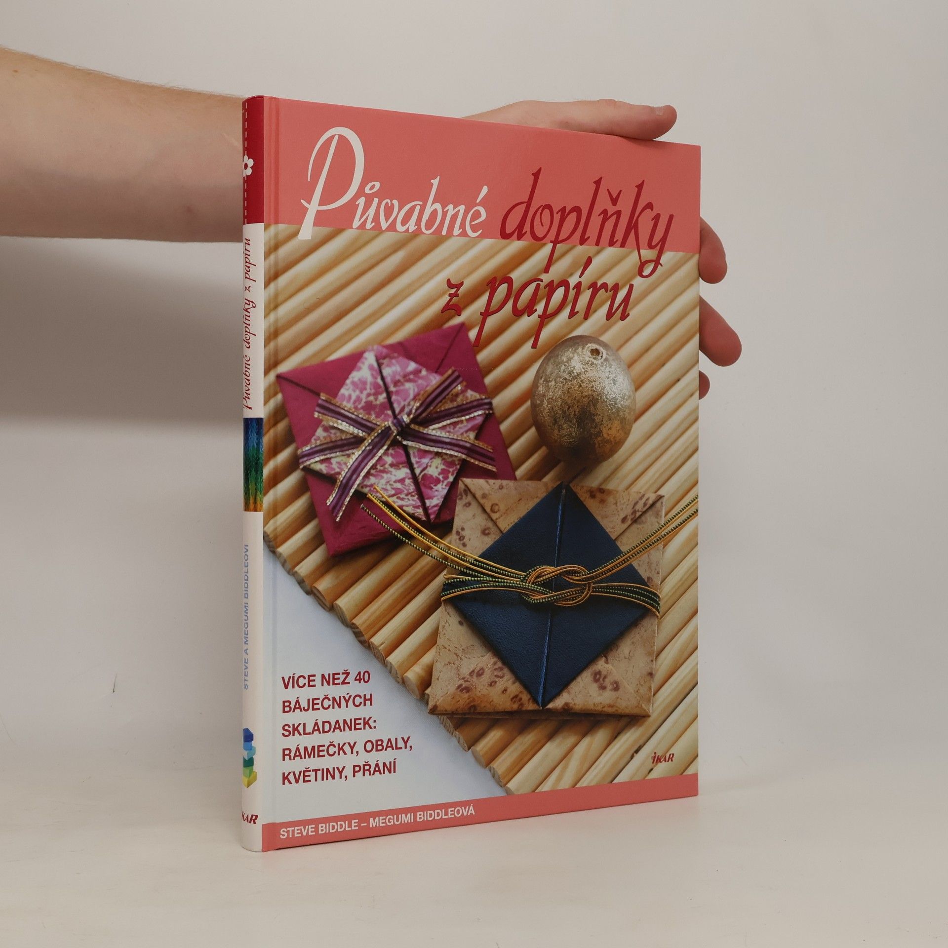 Megumi Biddle Půvabné doplňky z papíru