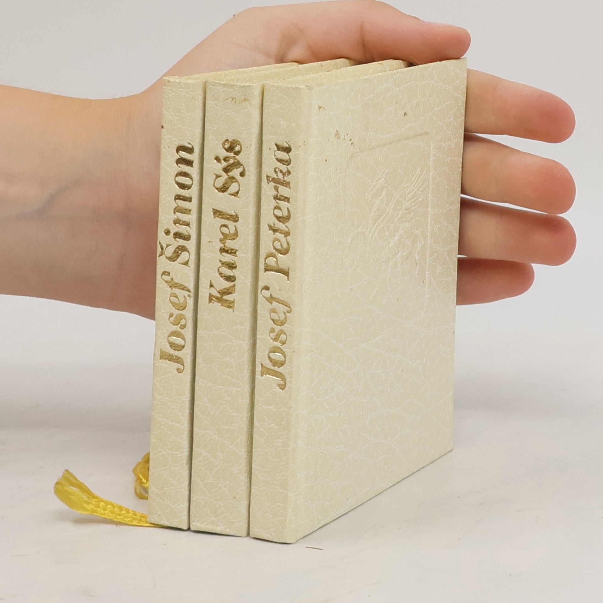 Autobiografie vlka a člověka. Newton za neúrody jablek. Český den