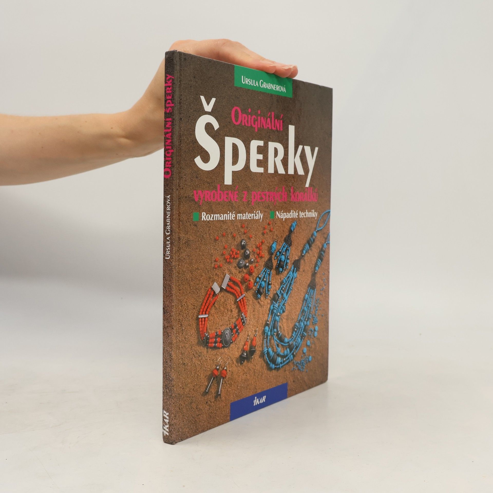 Jarmila Doubravová Originální šperky vyrobené z pestrých korálků.