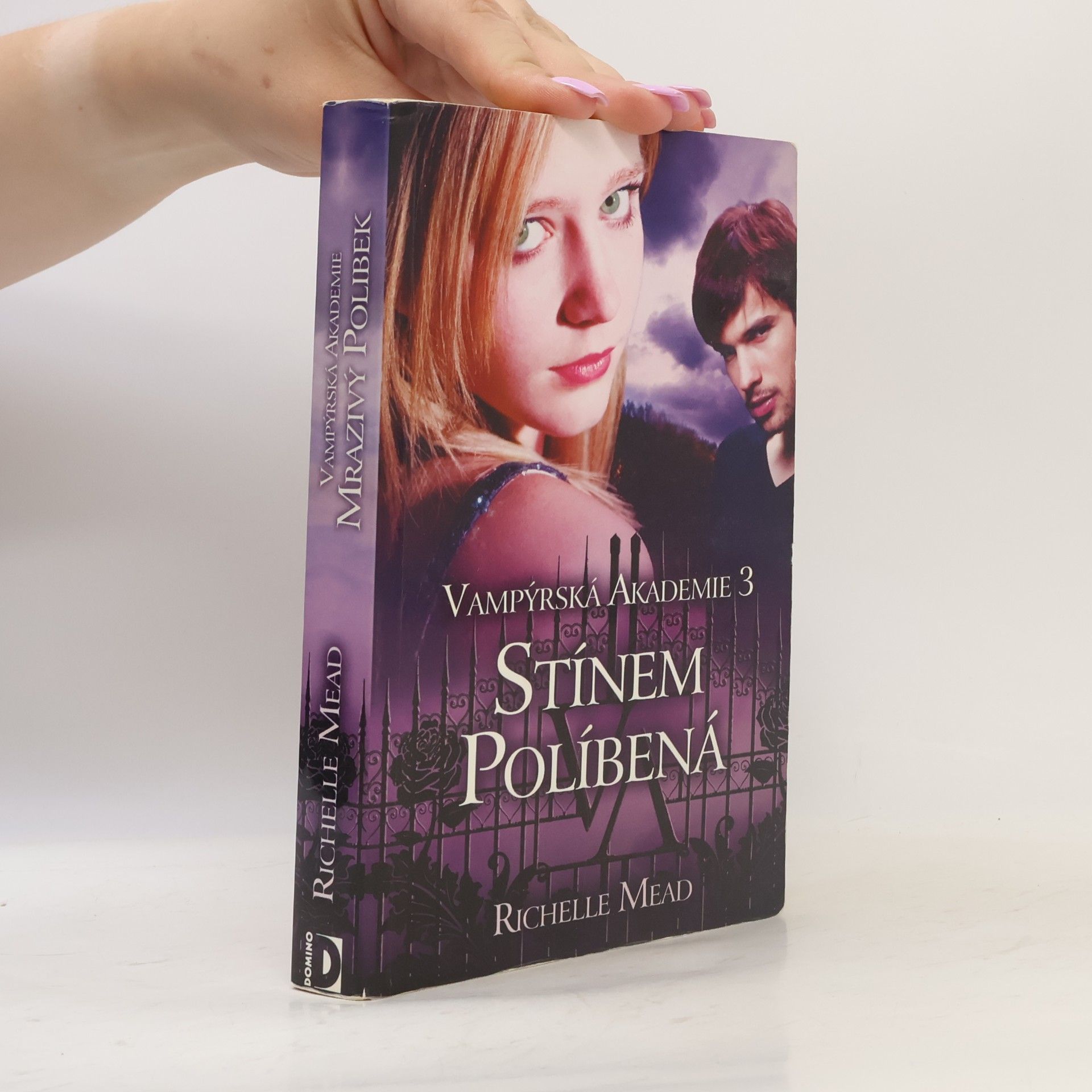 Richelle Mead Vampýrská akademie 3: Stínem políbená.