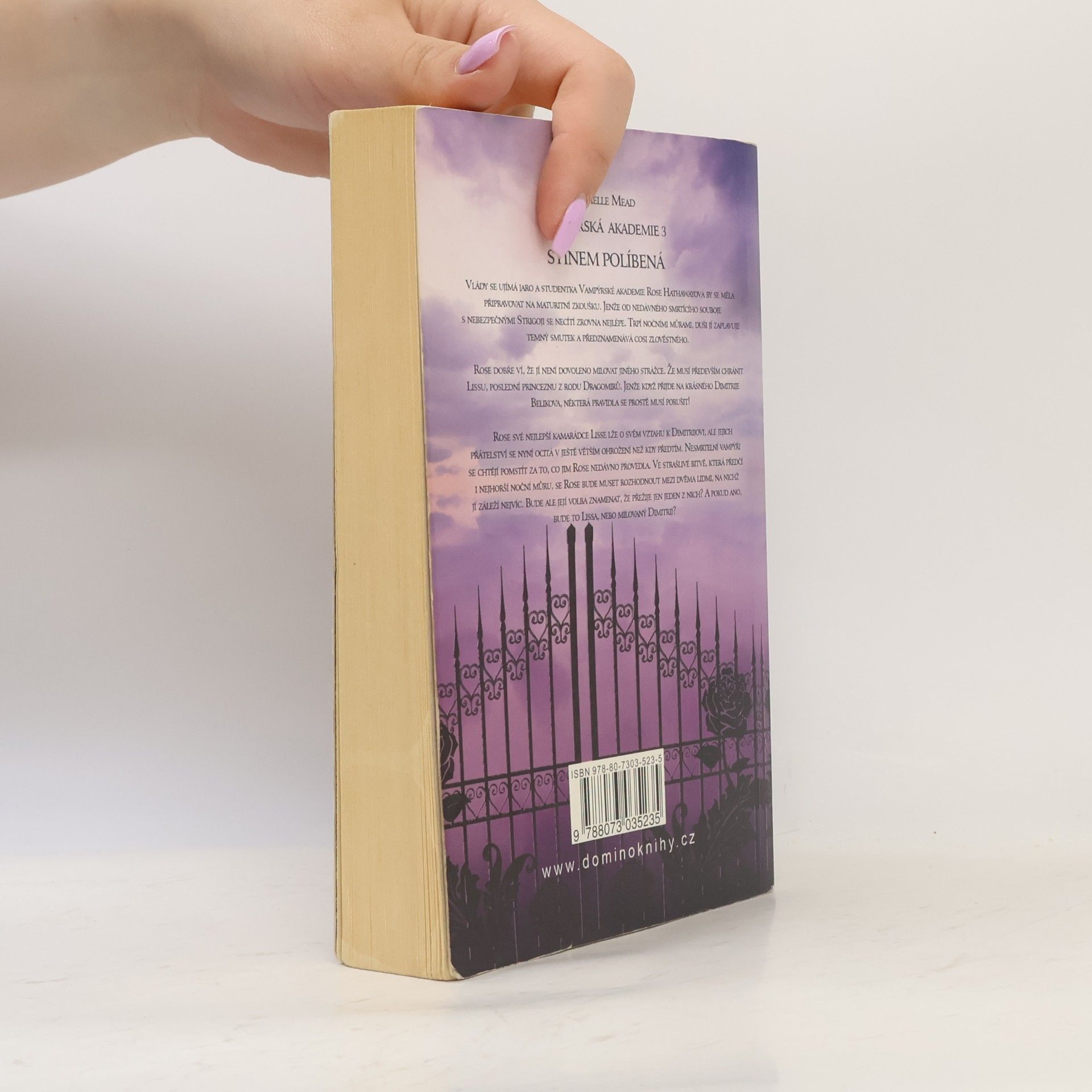 Richelle Mead Vampýrská akademie 3: Stínem políbená.