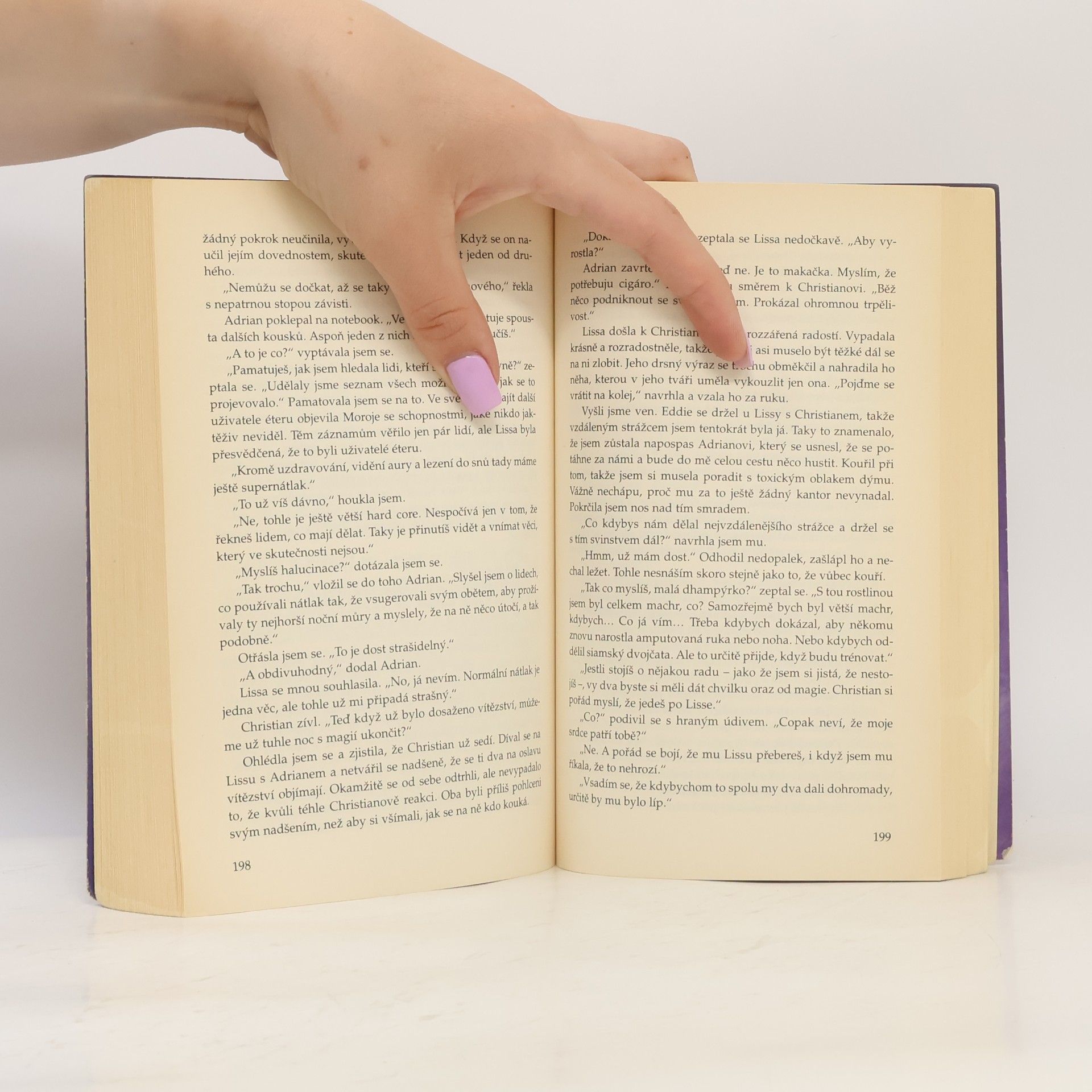Richelle Mead Vampýrská akademie 3: Stínem políbená.