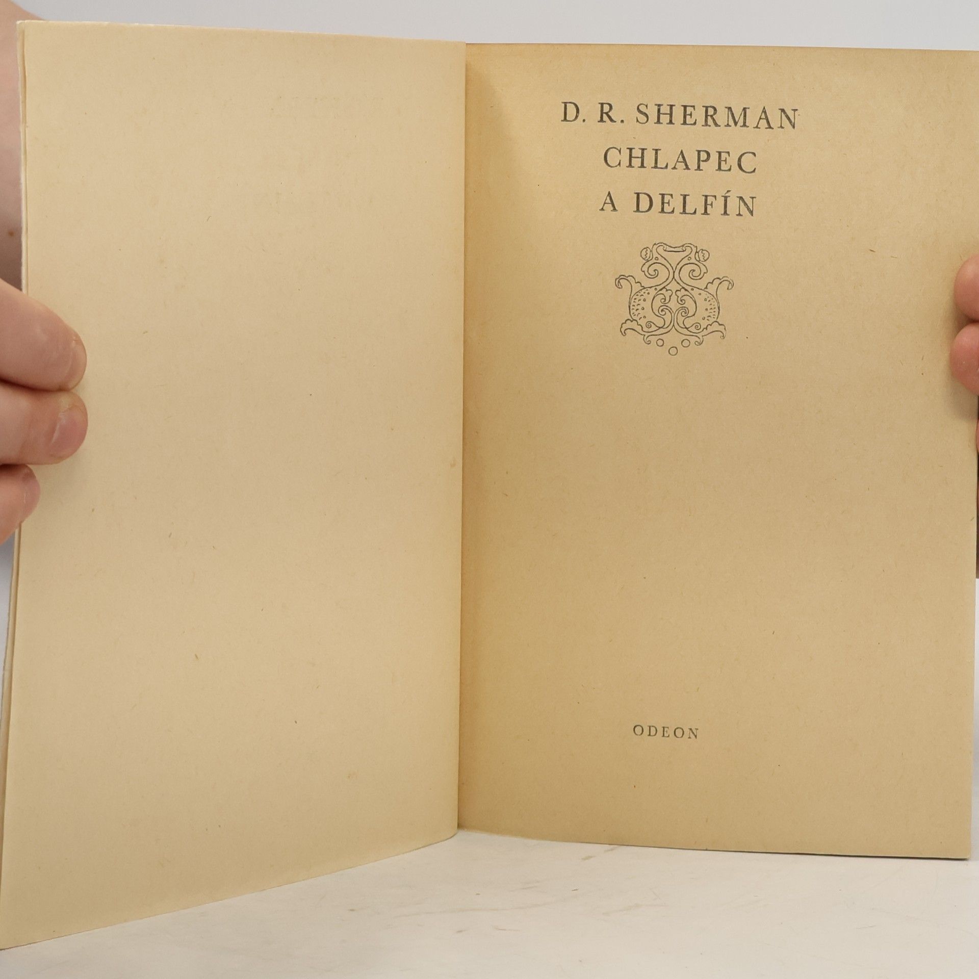 Denis Ronald Sherman Chlapec a delfín