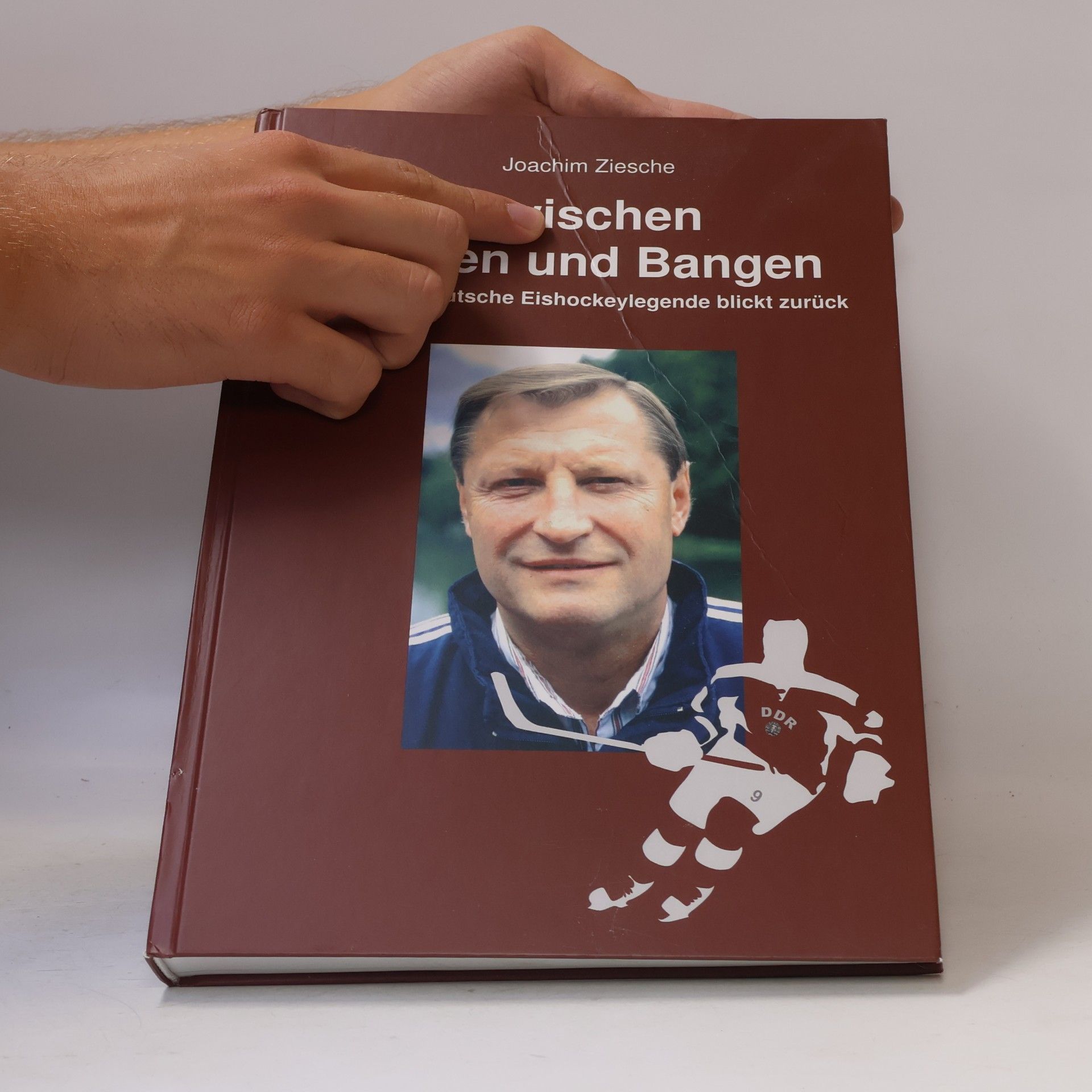 Joachim Ziesche Zwischen Hoffen und Bangen. Eine (ost)deutsche Eishockeylegende blickt zurück