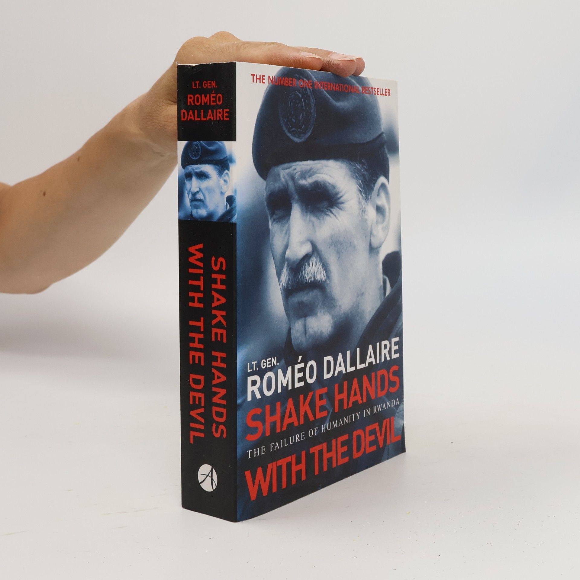 Roméo Dallaire Shake Hands with the Devil. The Failure of Humanity in Rwanda