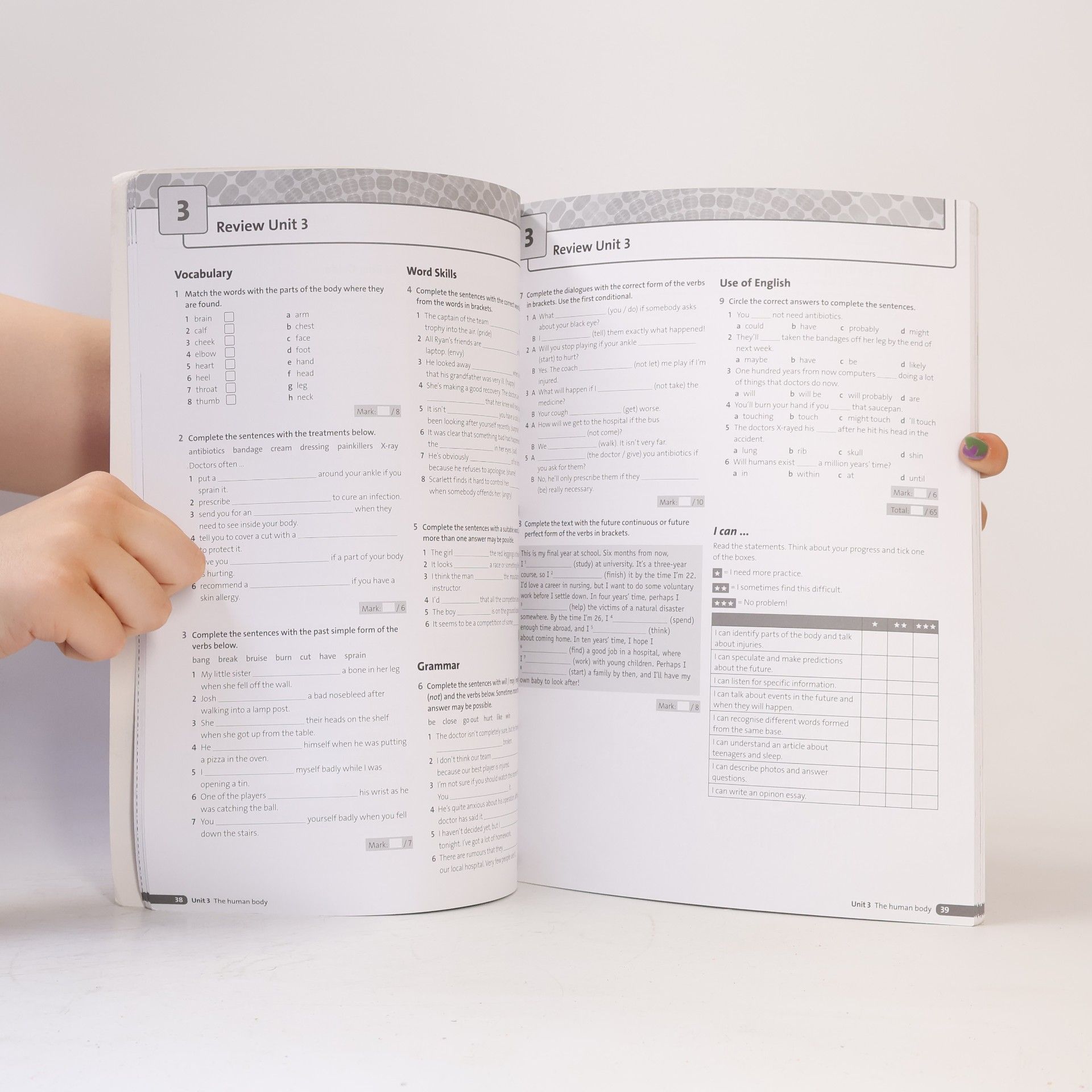 Kolektiv autorů Maturita Solutions: Intermediate - Workbook
