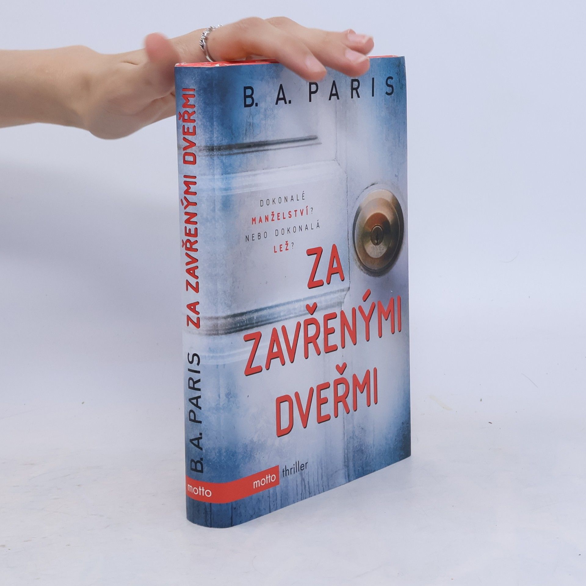 B.A. Paris Za zavřenými dveřmi