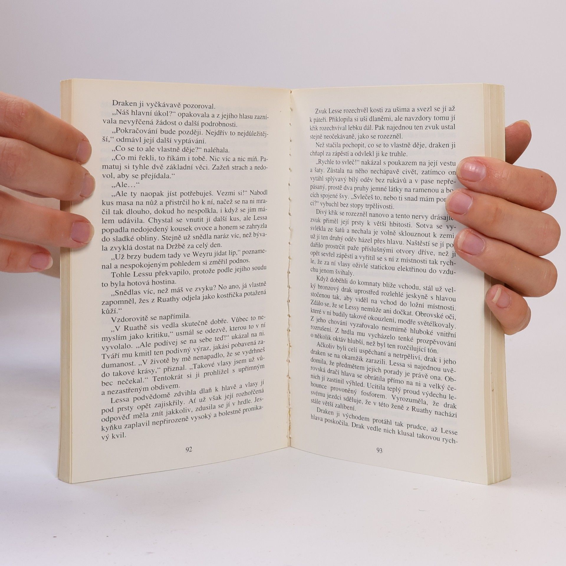 Anne McCaffrey Drakeni z Pernu 1. Dračí let