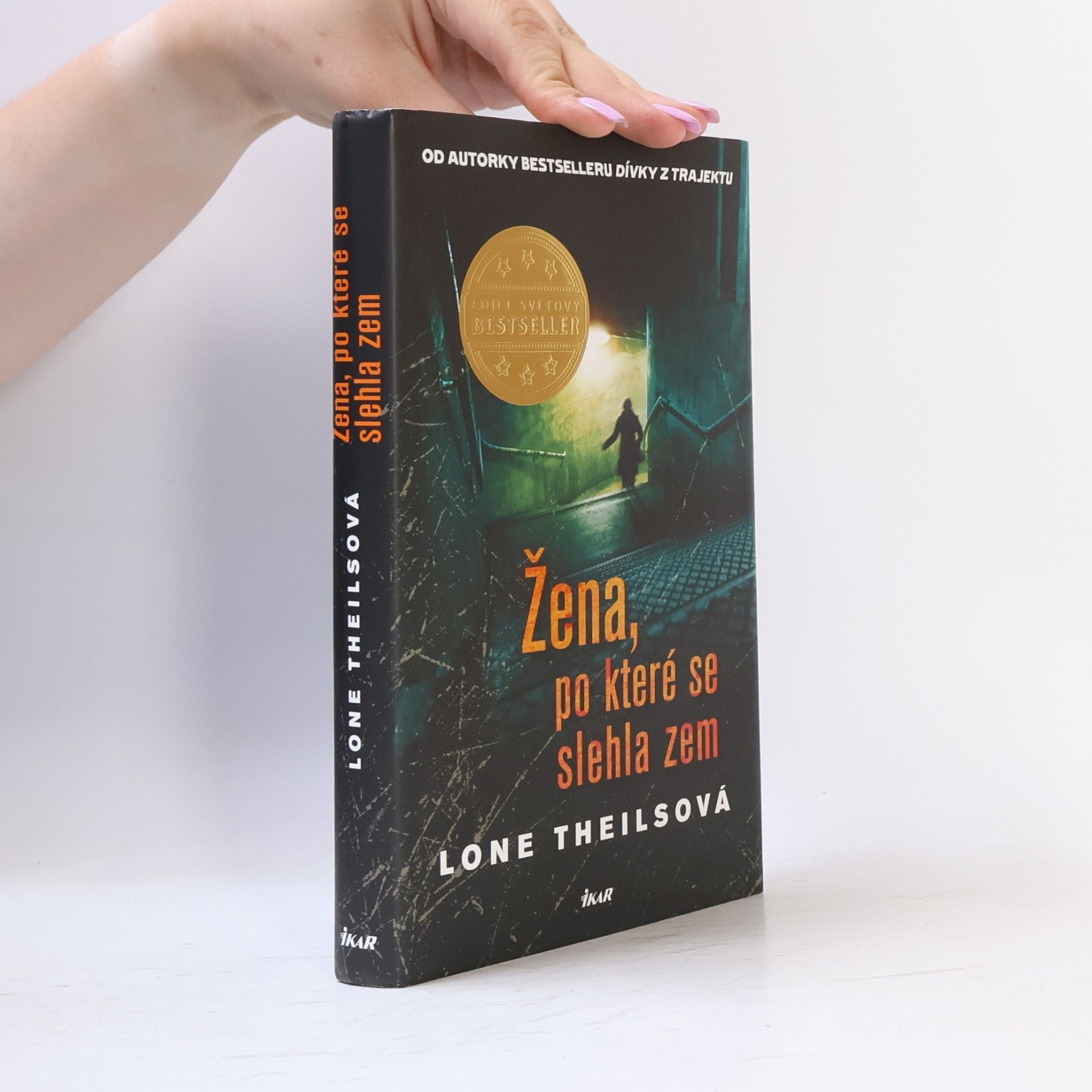 Lone Theils Žena, po které se slehla zem