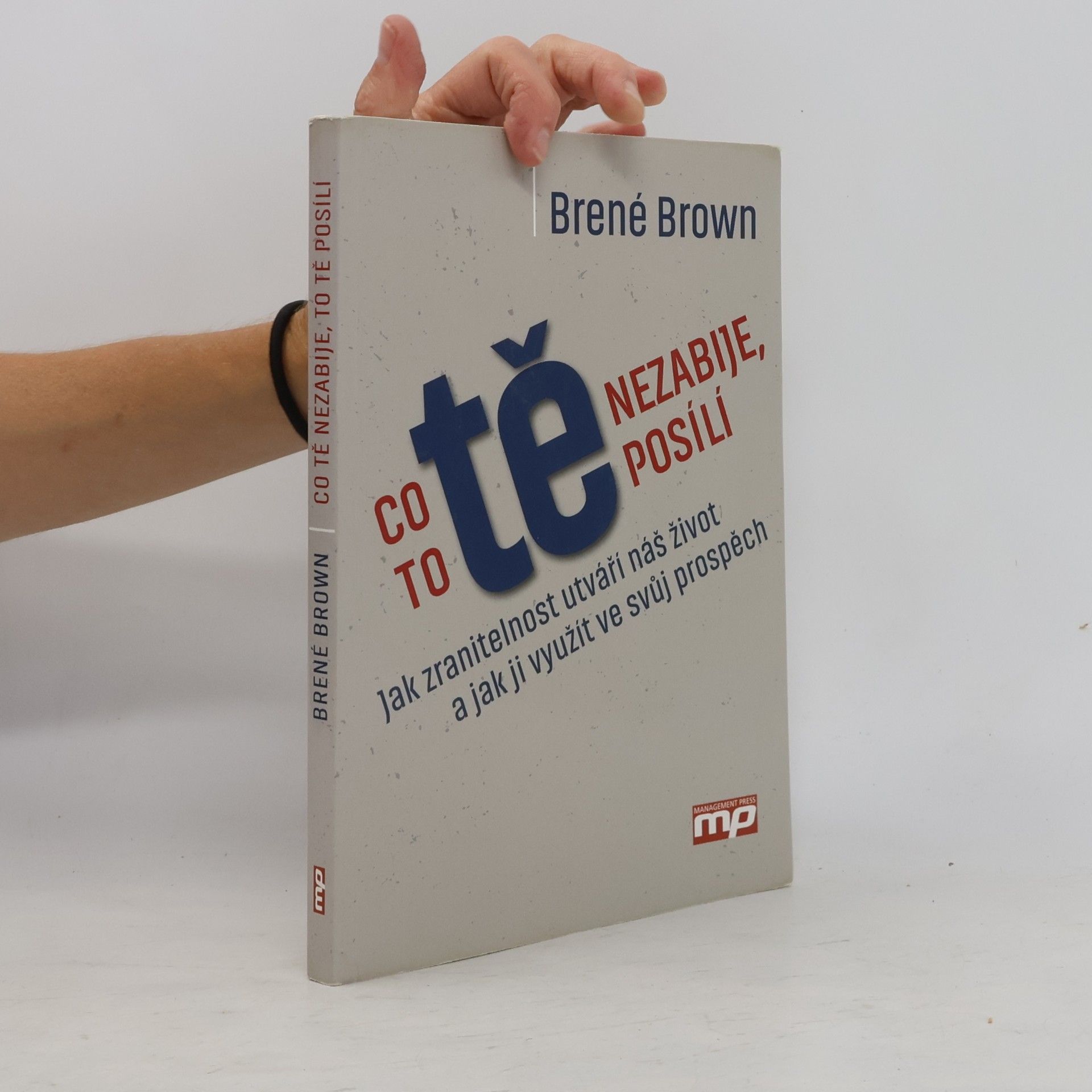 Brené Brown Co tě nezabije, to tě posílí : jak zranitelnost utváří náš život a jak ji využít ve svůj prospěch
